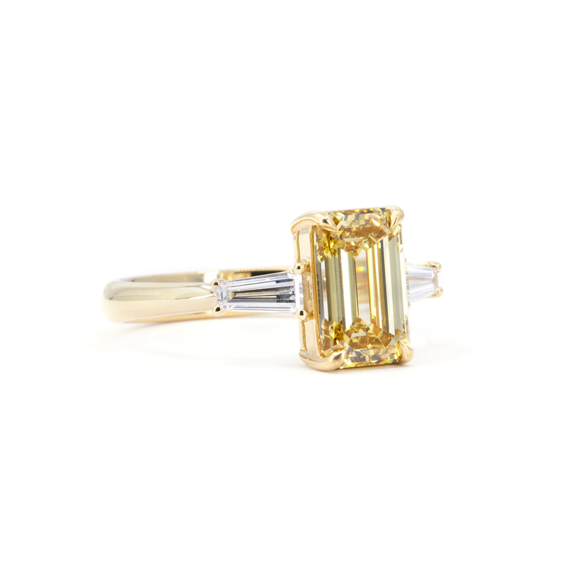 YELLOW DIAMOND EMERALD SHAPE SIDE TRAPERED BAGUETTE  | Yellow Gold