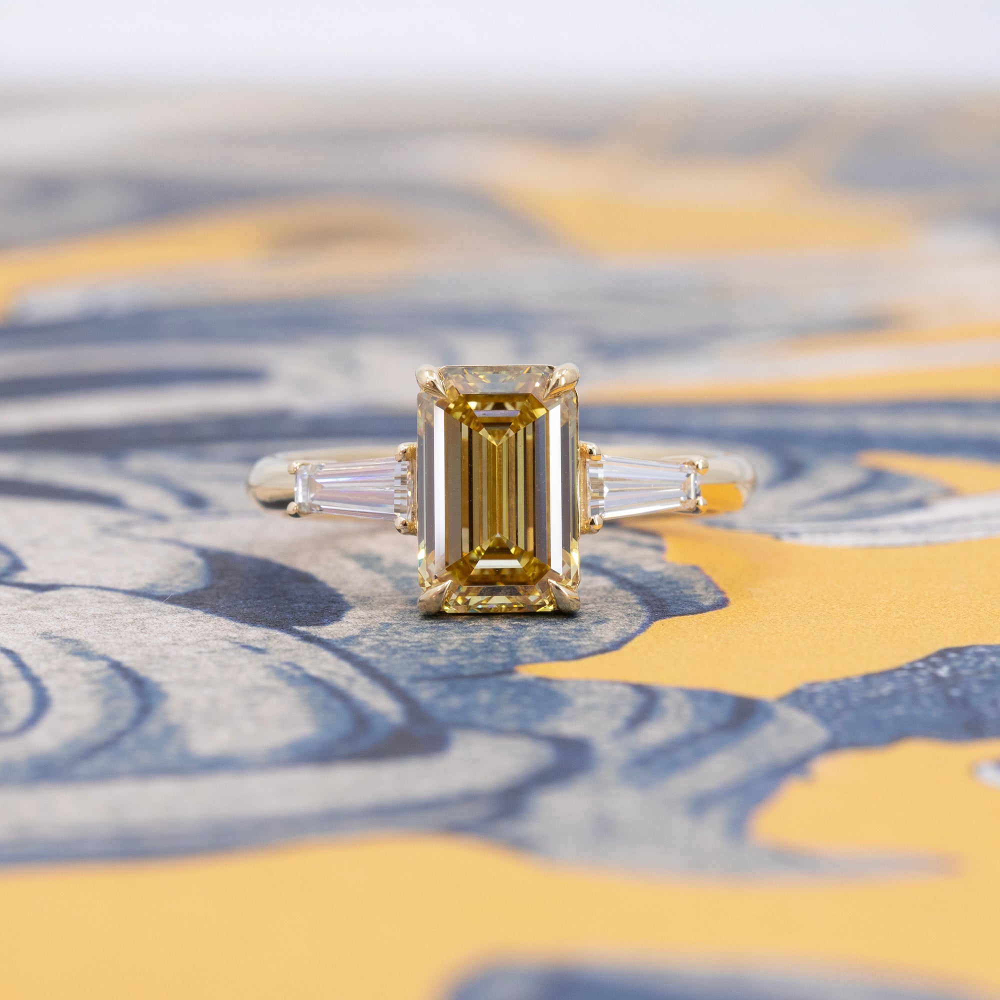 YELLOW DIAMOND EMERALD SHAPE SIDE TRAPERED BAGUETTE  | Yellow Gold