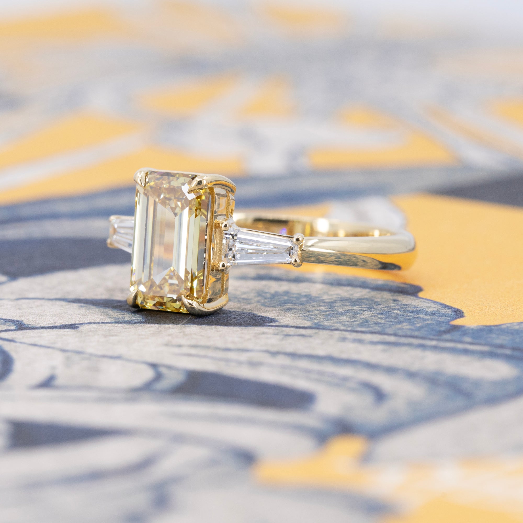 YELLOW DIAMOND EMERALD SHAPE SIDE TRAPERED BAGUETTE  | Yellow Gold