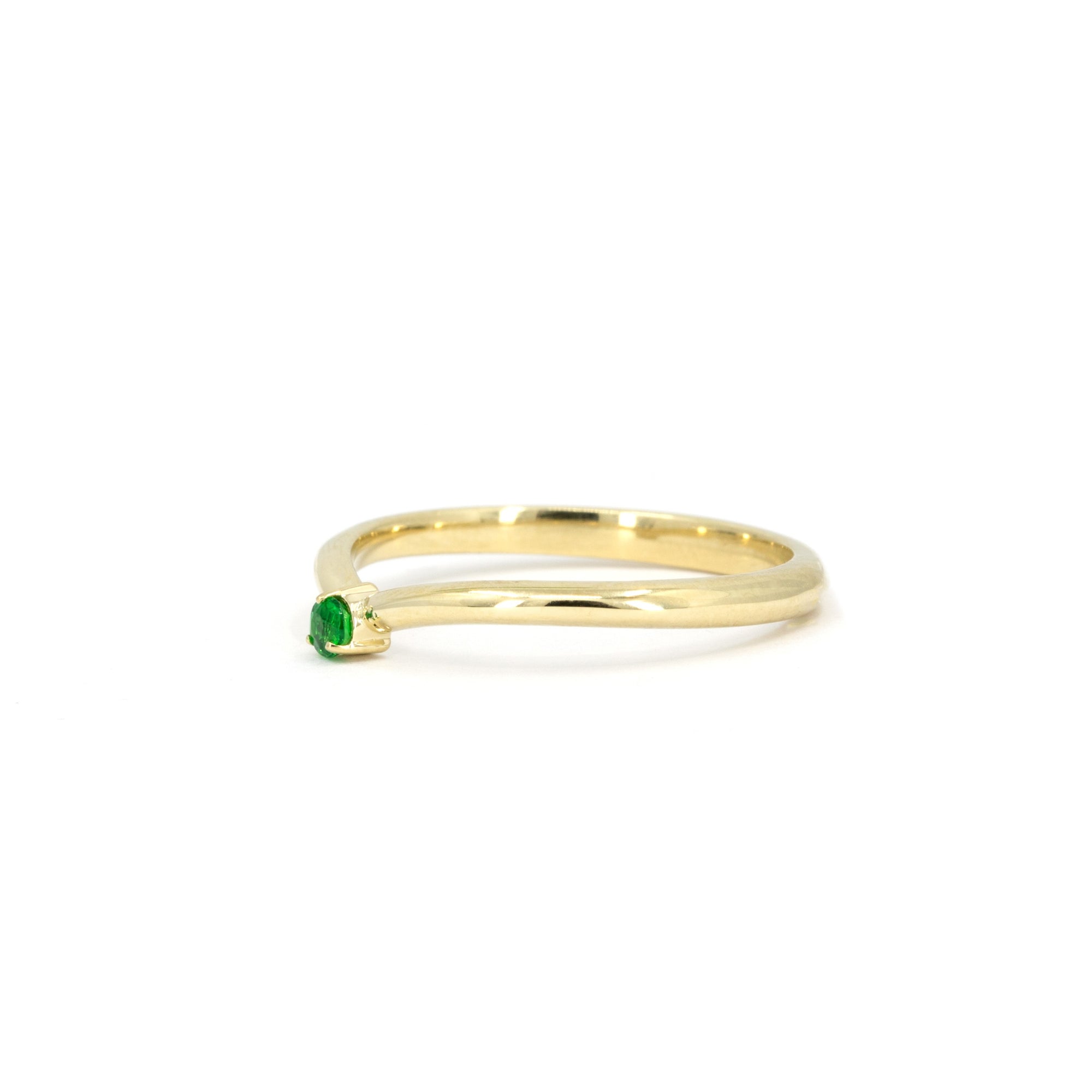 Bold and elegant yellow gold ring with a captivating green Tsavorite gemstone. A refined piece of jewelry designed for those with a taste for luxury and distinctive style.