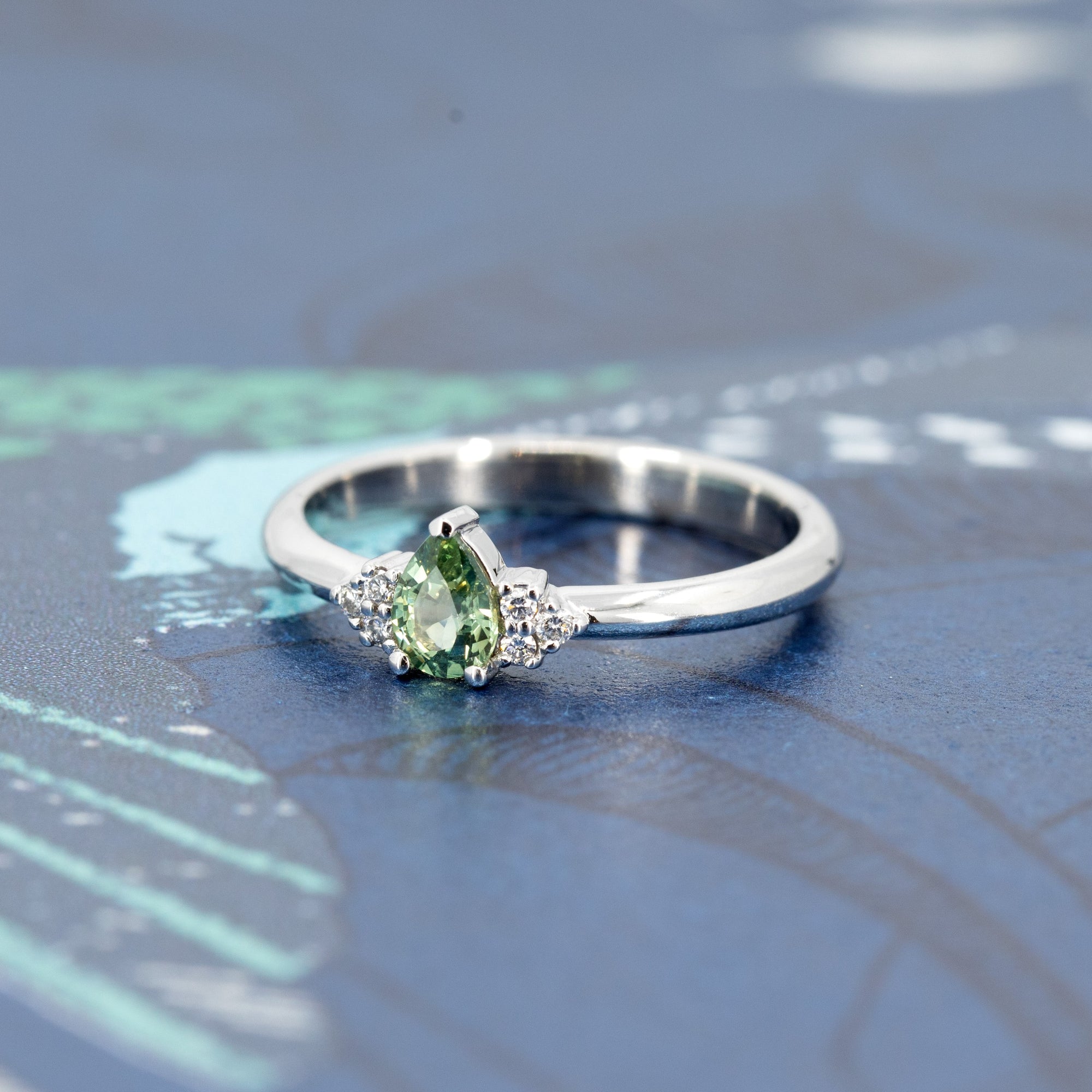 PEAR SHAPE LIGHT GREEN SAPPHIRE | White Gold