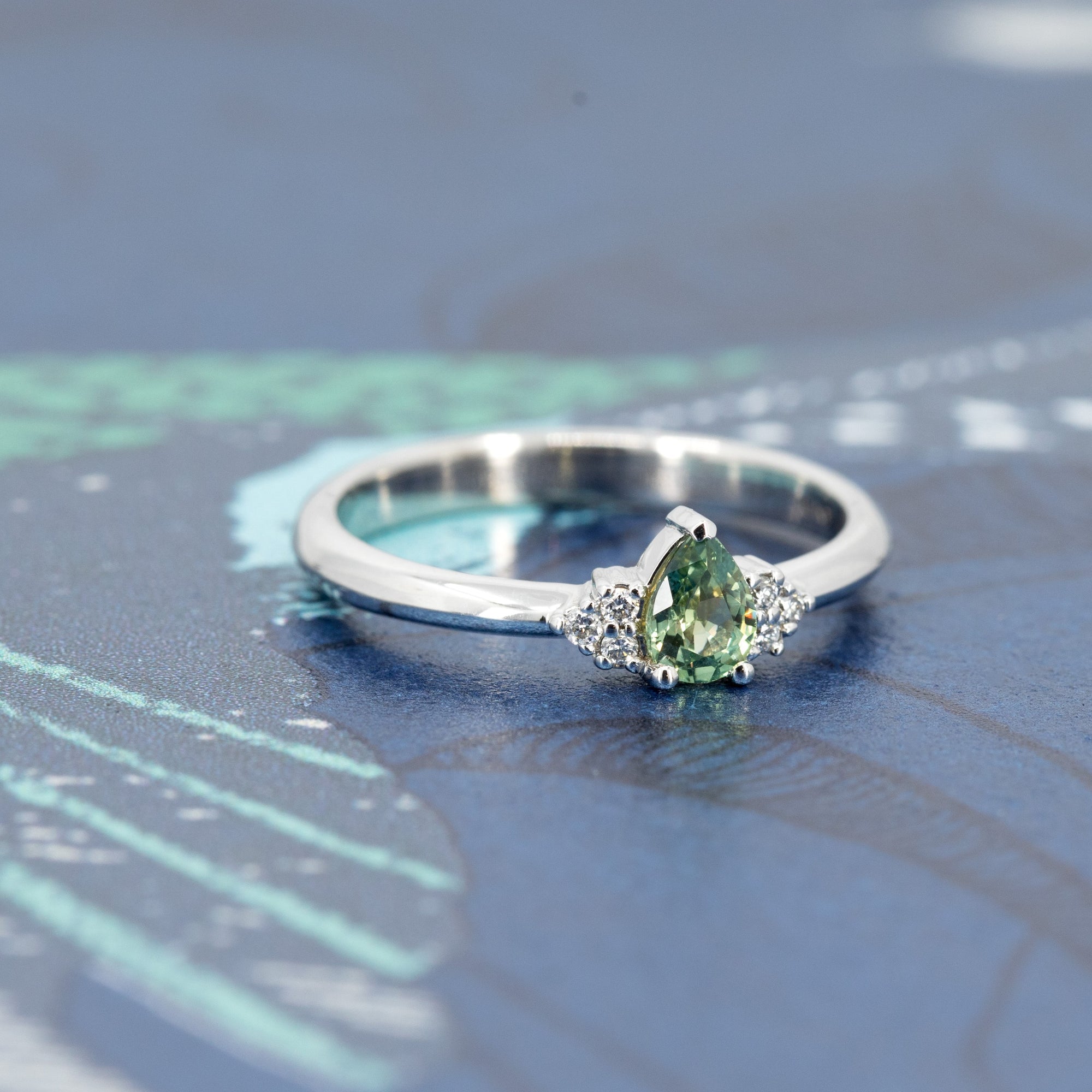 PEAR SHAPE LIGHT GREEN SAPPHIRE | White Gold