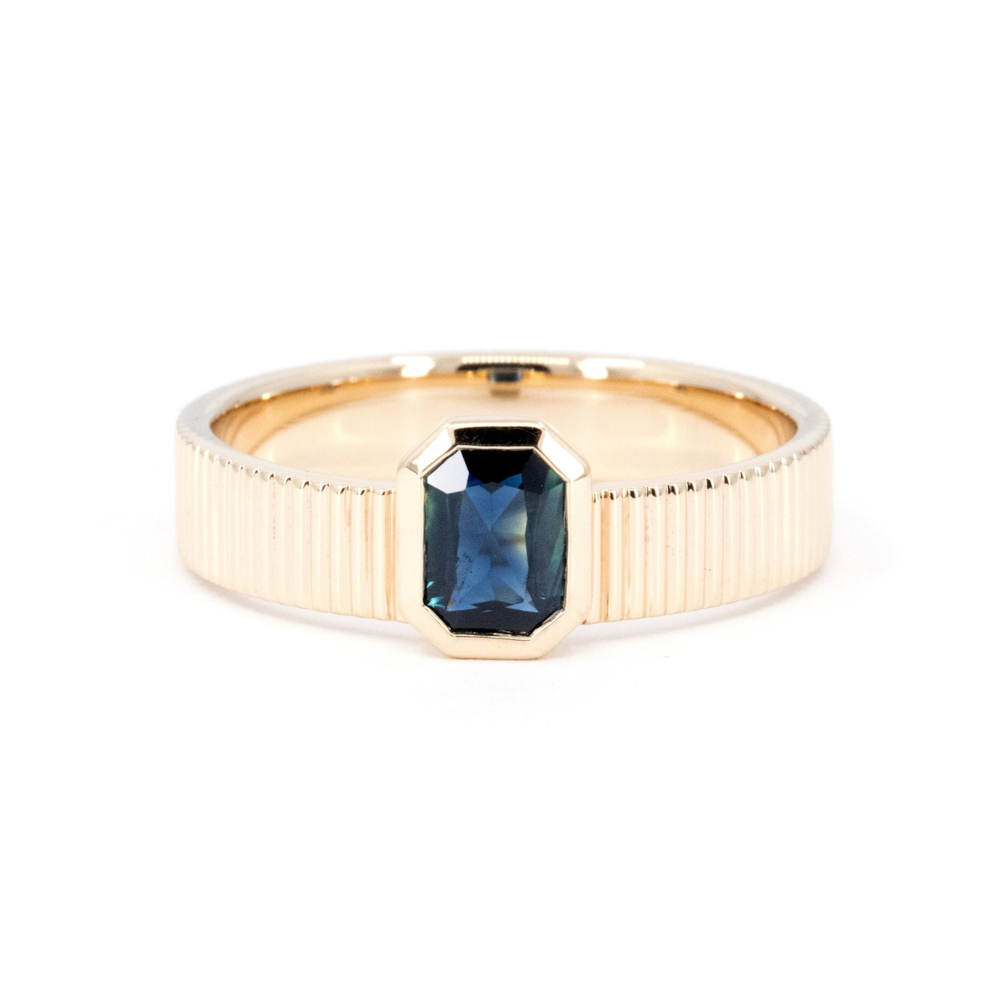 RADIANT SAPPHIRE BOLD RING | Yellow Gold