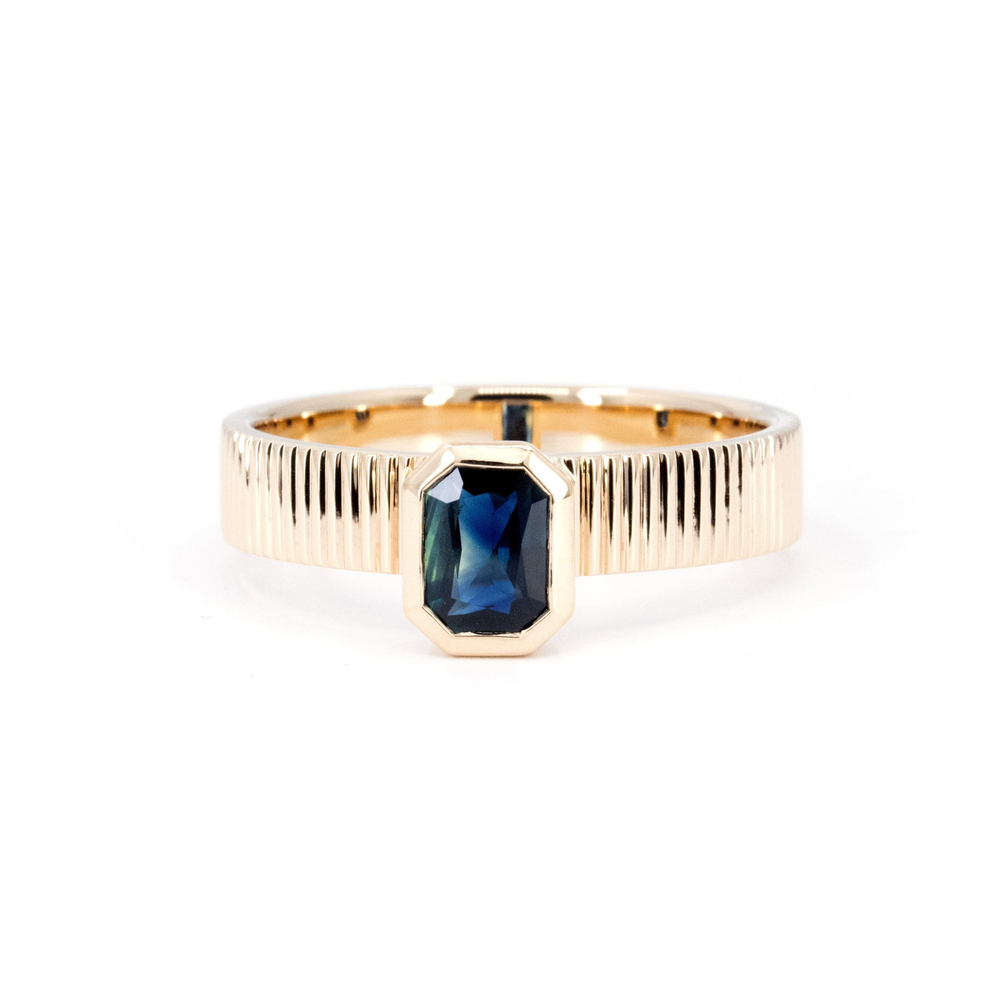 RADIANT SAPPHIRE BOLD RING | Yellow Gold