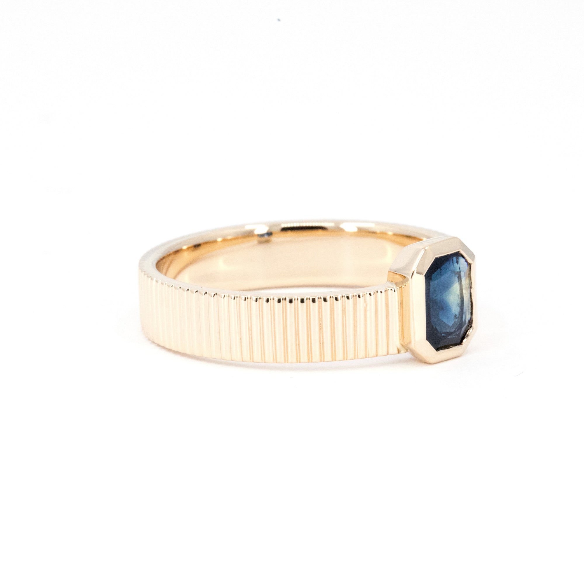 RADIANT SAPPHIRE BOLD RING | Yellow Gold