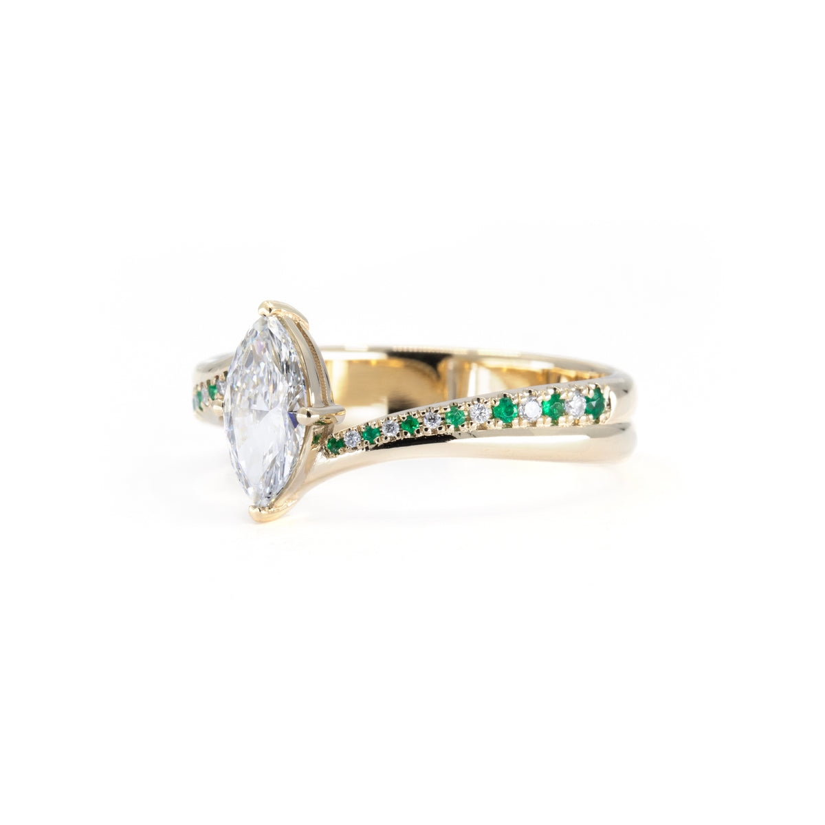 MARQUISE DIAMOND &amp; DIAMOND and EMERLAD BAND RING | Yellow Gold