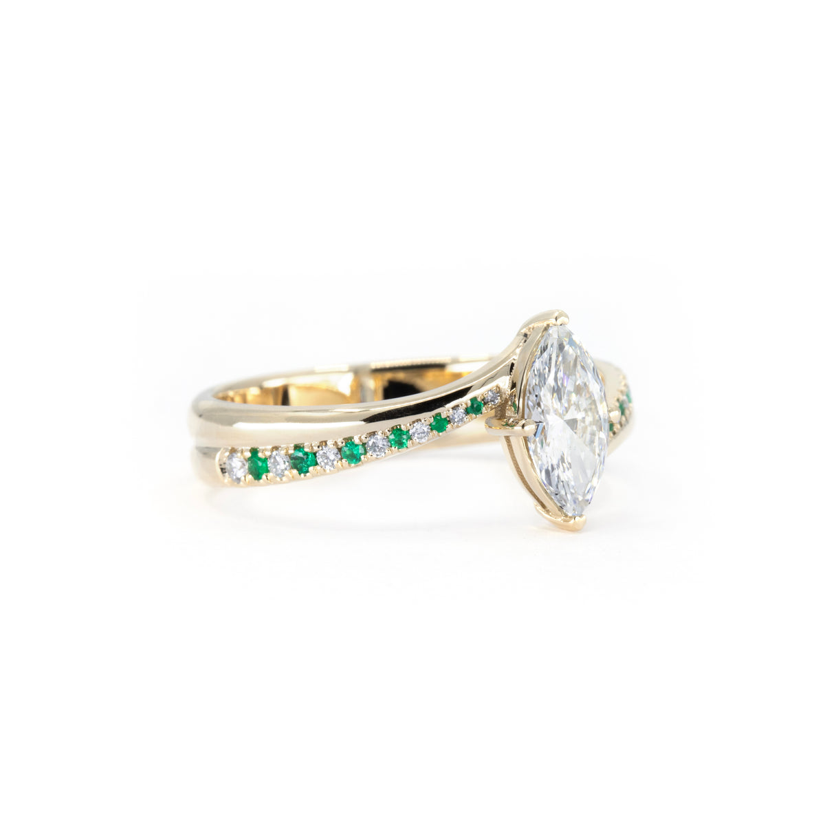 MARQUISE DIAMOND &amp; DIAMOND and EMERLAD BAND RING | Yellow Gold