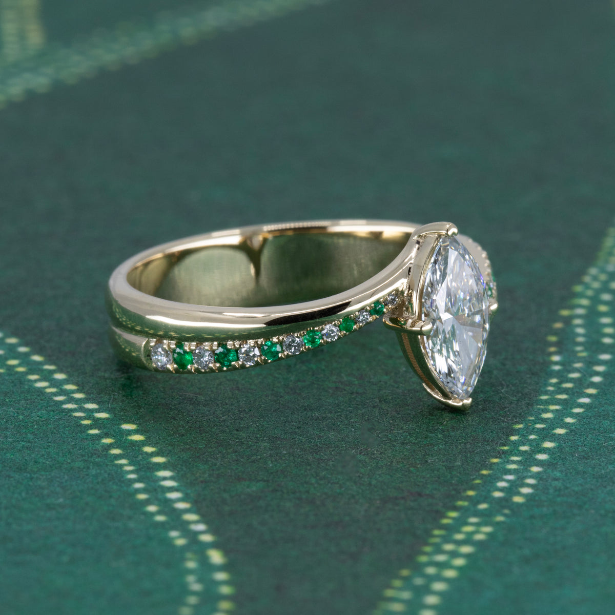 MARQUISE DIAMOND &amp; DIAMOND and EMERLAD BAND RING | Yellow Gold
