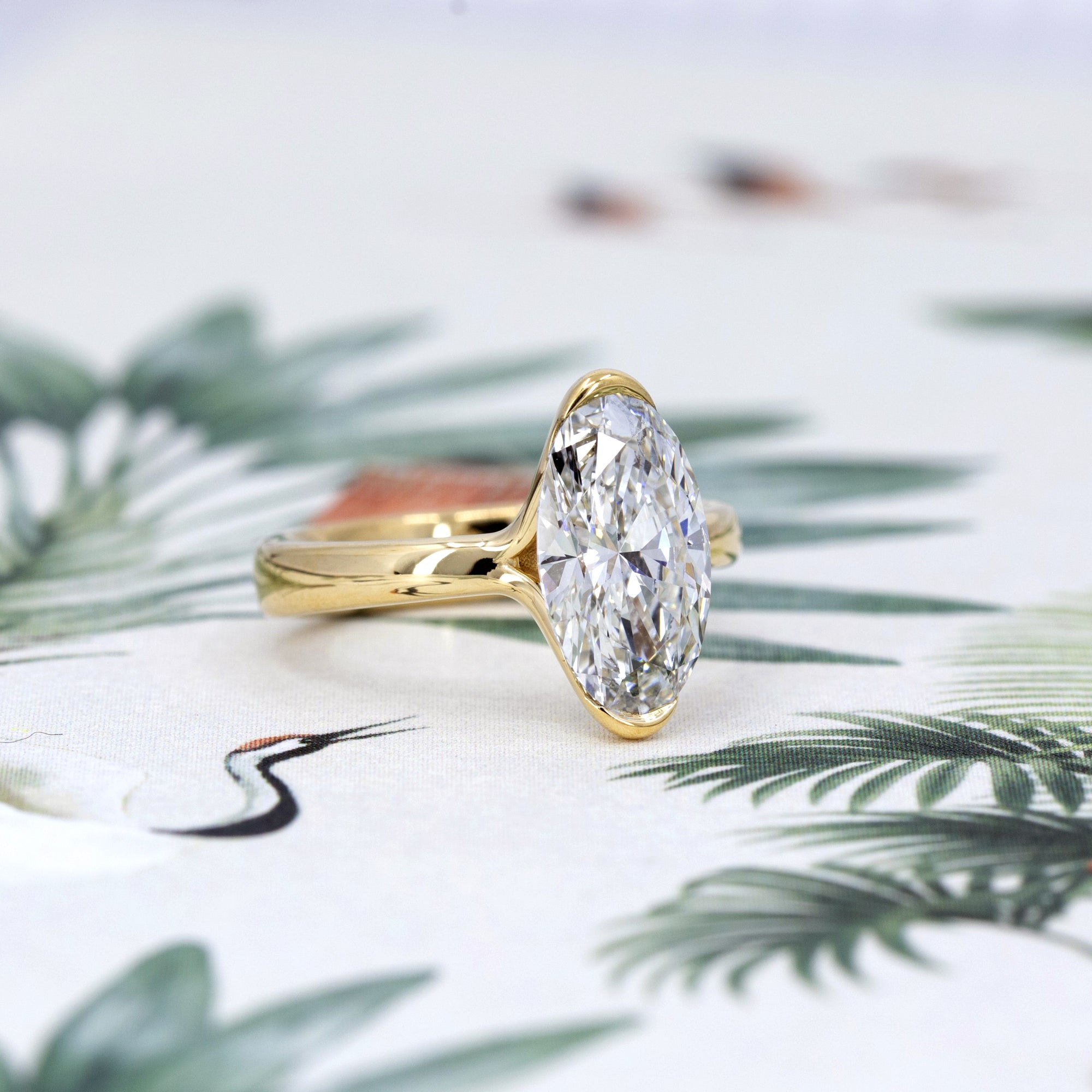 MOVAL DIAMOND HALF BEZEL | Yellow Gold