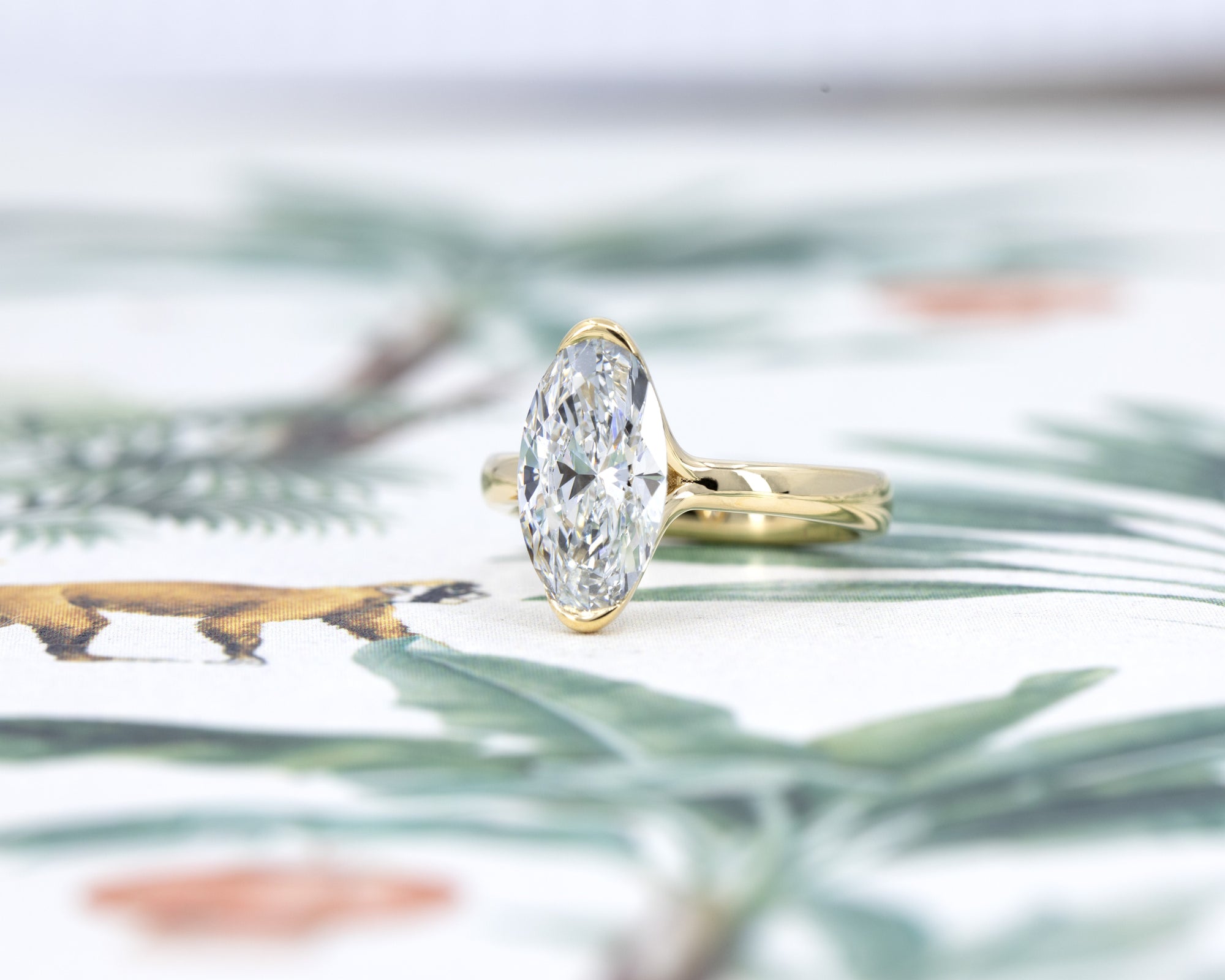 MOVAL DIAMOND HALF BEZEL | Yellow Gold