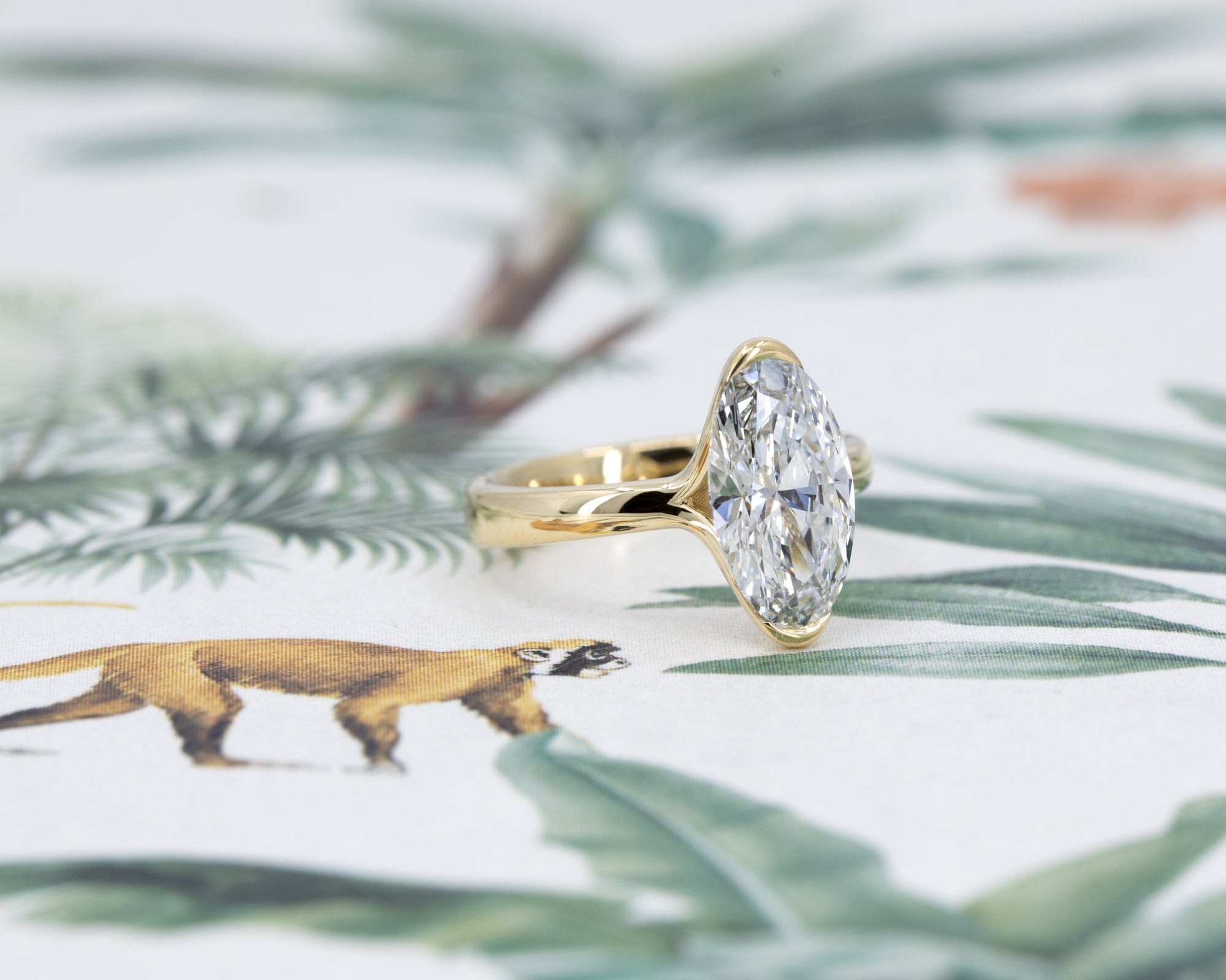 MOVAL DIAMOND HALF BEZEL | Yellow Gold