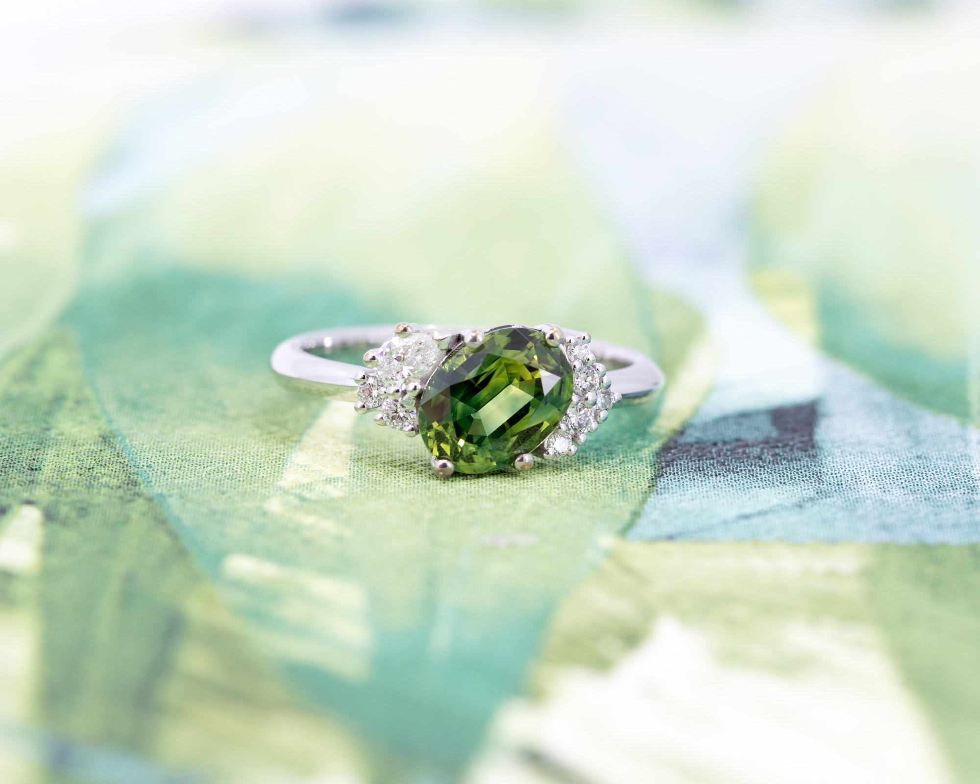 OVAL GREEN SAPPHIRE &amp; DIAMOND | White Gold