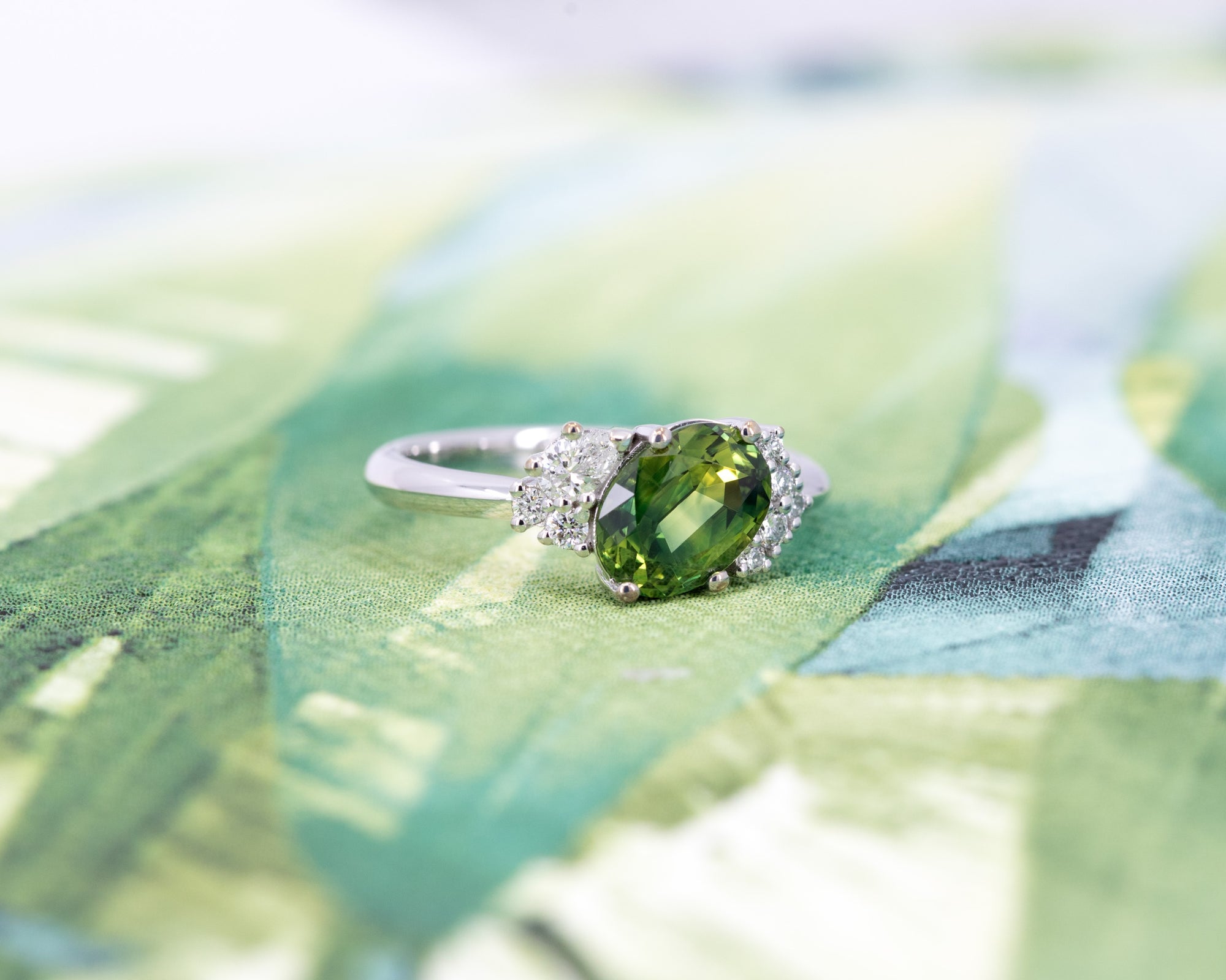 OVAL GREEN SAPPHIRE &amp; DIAMOND | White Gold