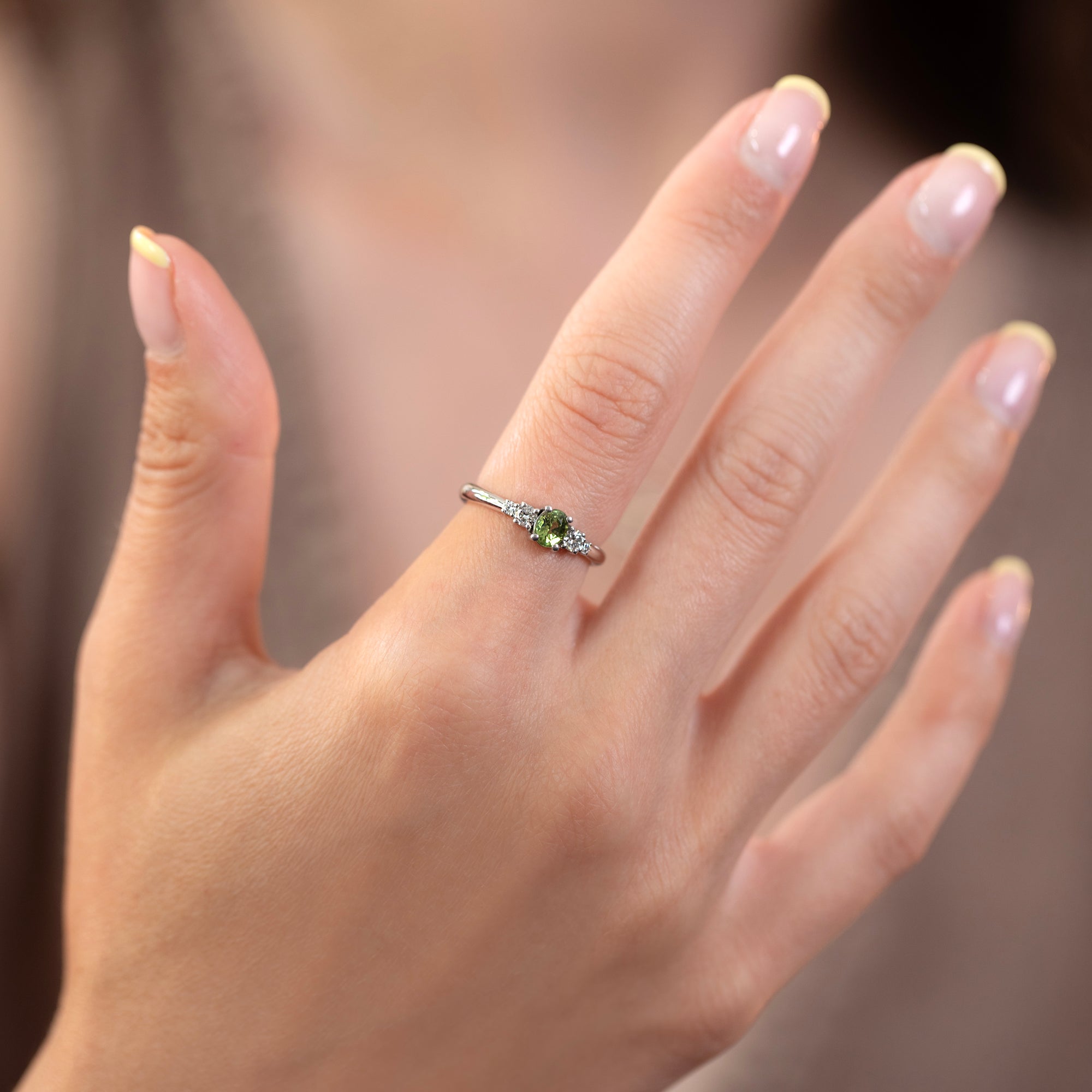 GREEN OVAL SAPPHIRE PRELUDE RING | White Gold