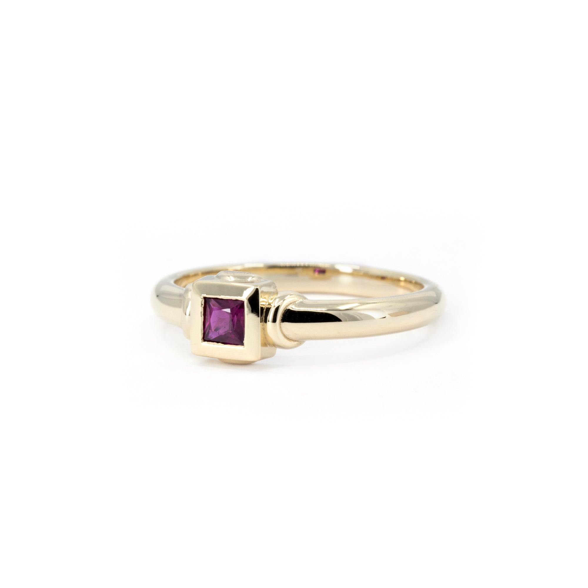 PRINCESS RUBY BEZEL SET VINTAGE LOOK RING | Yellow Gold