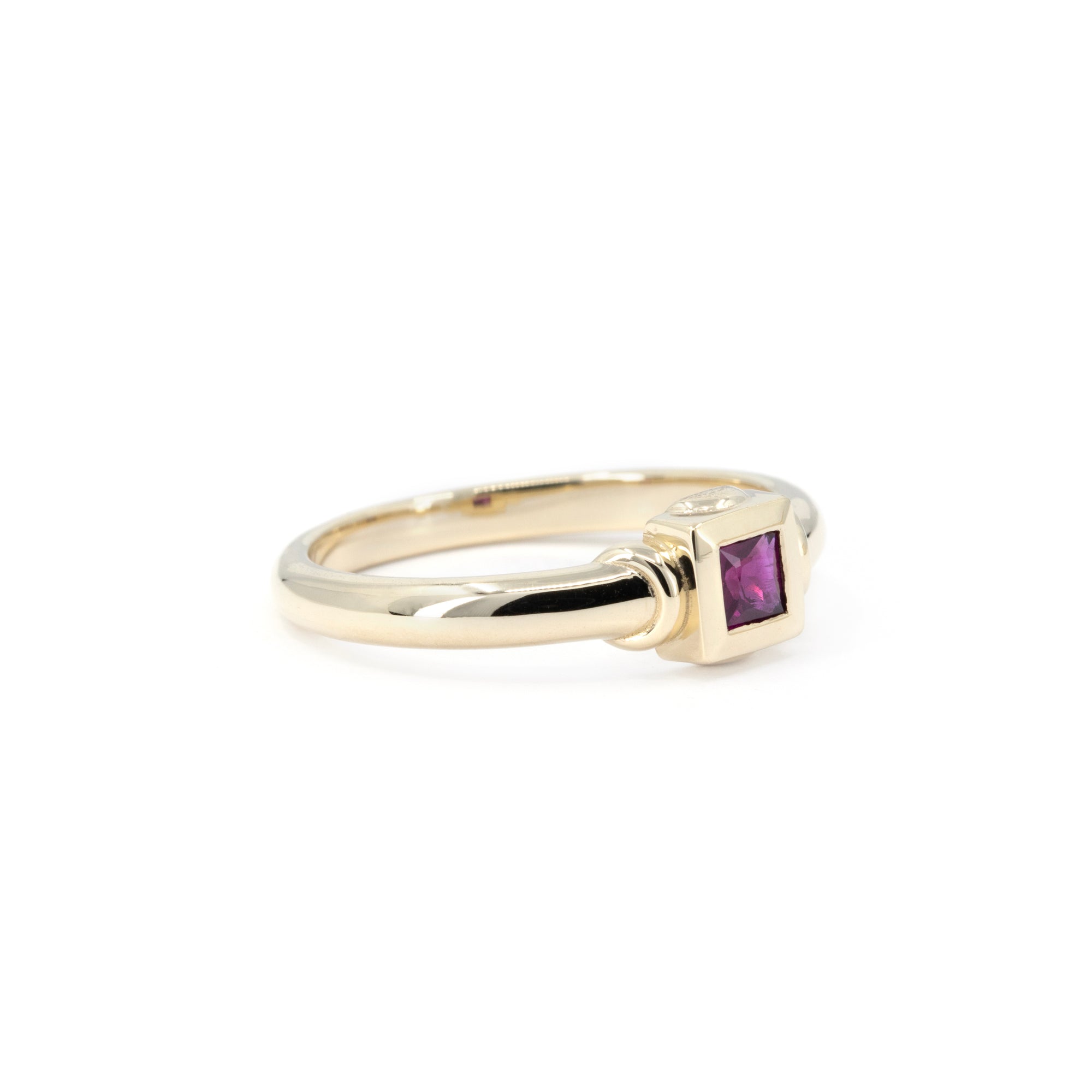 PRINCESS RUBY BEZEL SET VINTAGE LOOK RING | Yellow Gold