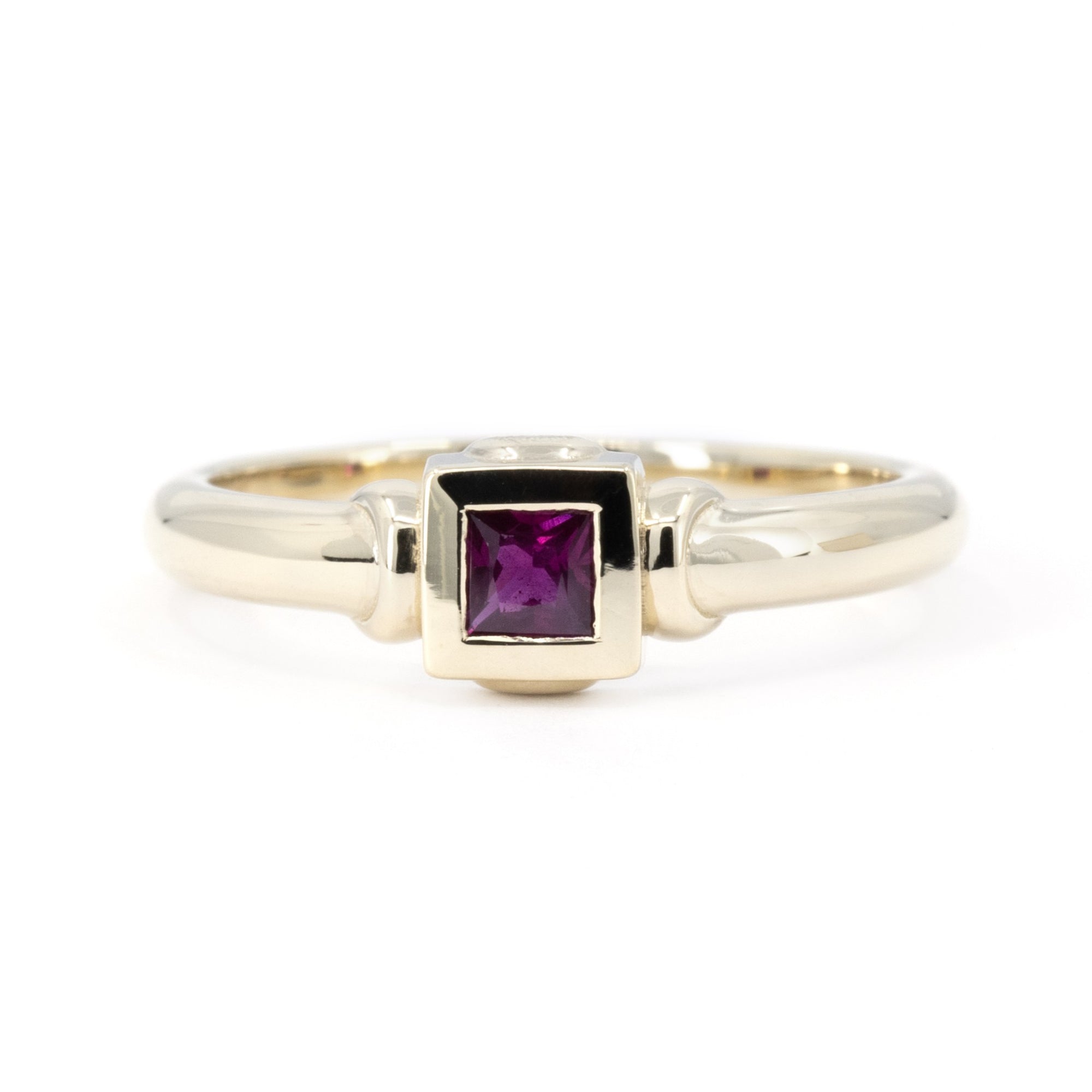 PRINCESS RUBY BEZEL SET VINTAGE LOOK RING | Yellow Gold