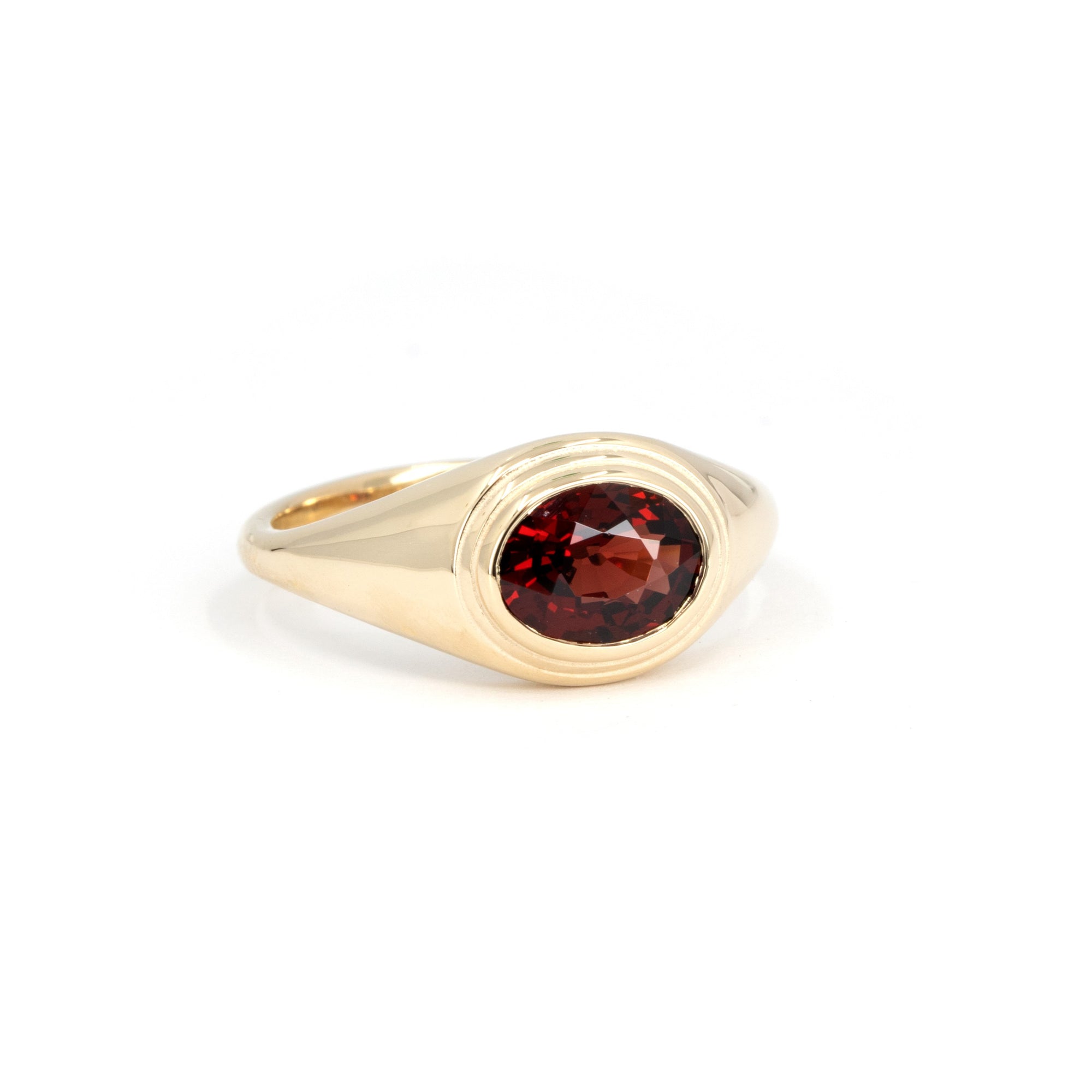 BEZEL OVAL PYROPE | Yellow Gold Ring