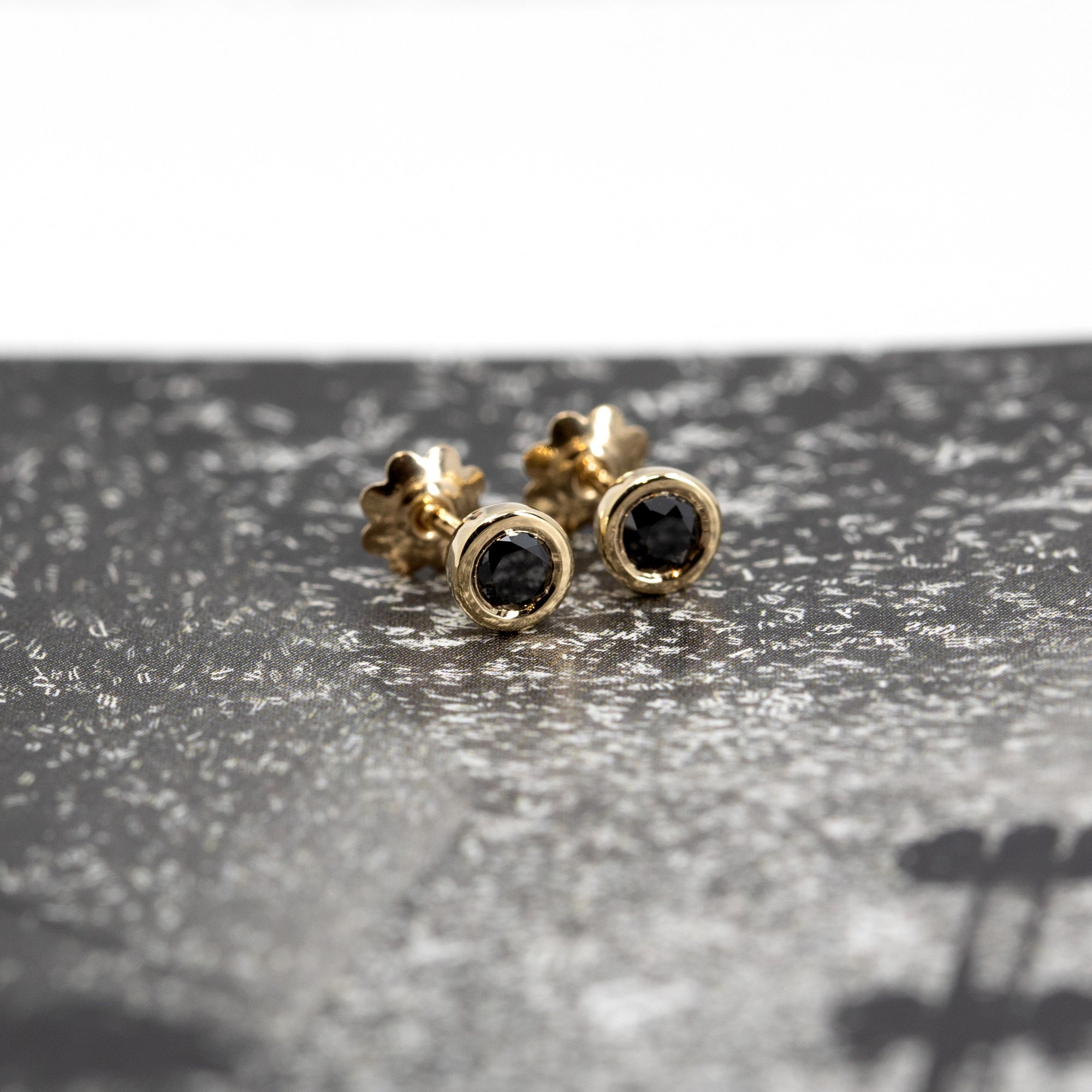 ROUND DIAMOND STUDS | Yellow Gold