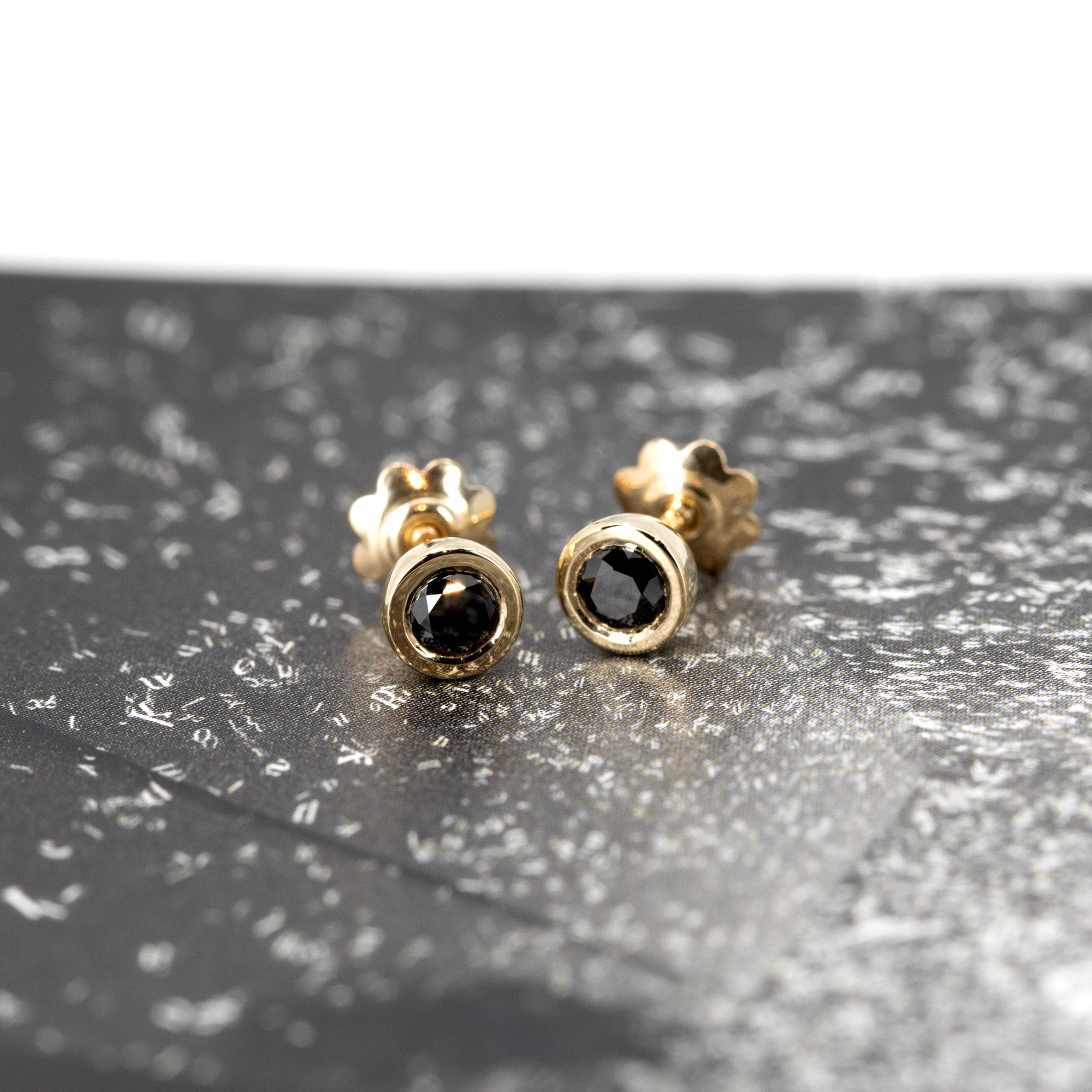 ROUND DIAMOND STUDS | Yellow Gold
