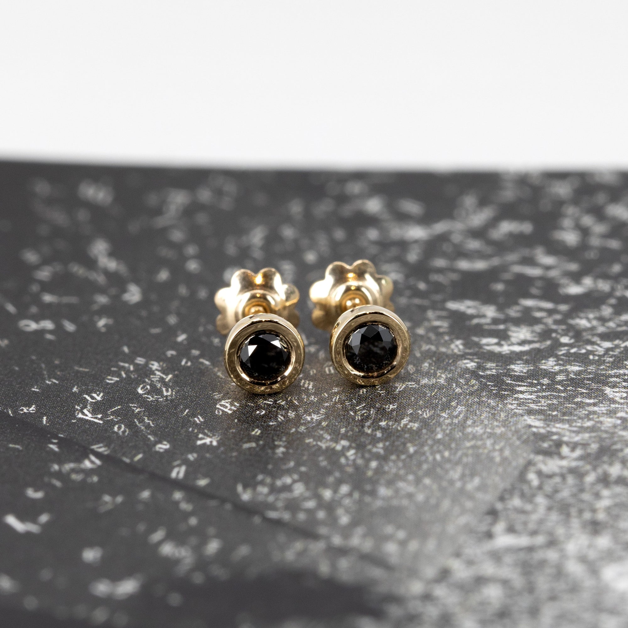ROUND DIAMOND STUDS | Yellow Gold