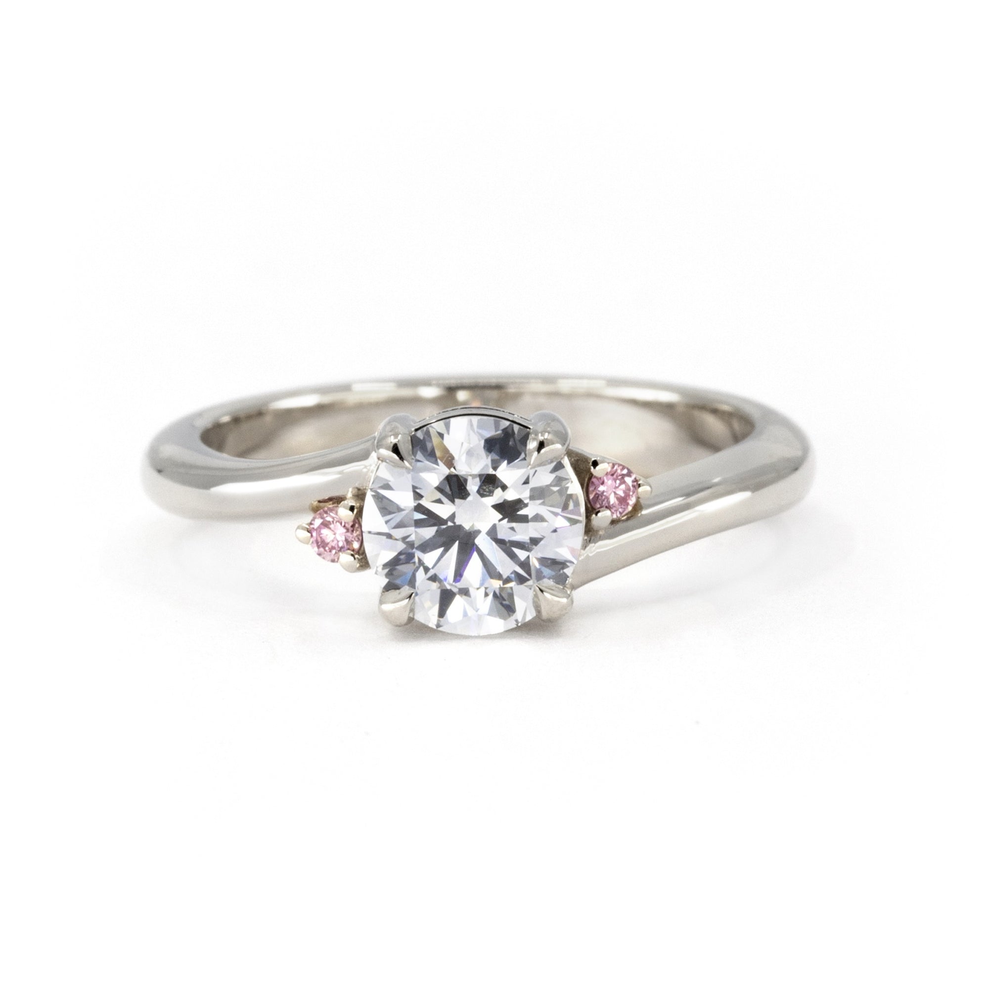 ROUND DIAMOND TWIST BAND PINK SIDE DIAMOND | White Gold