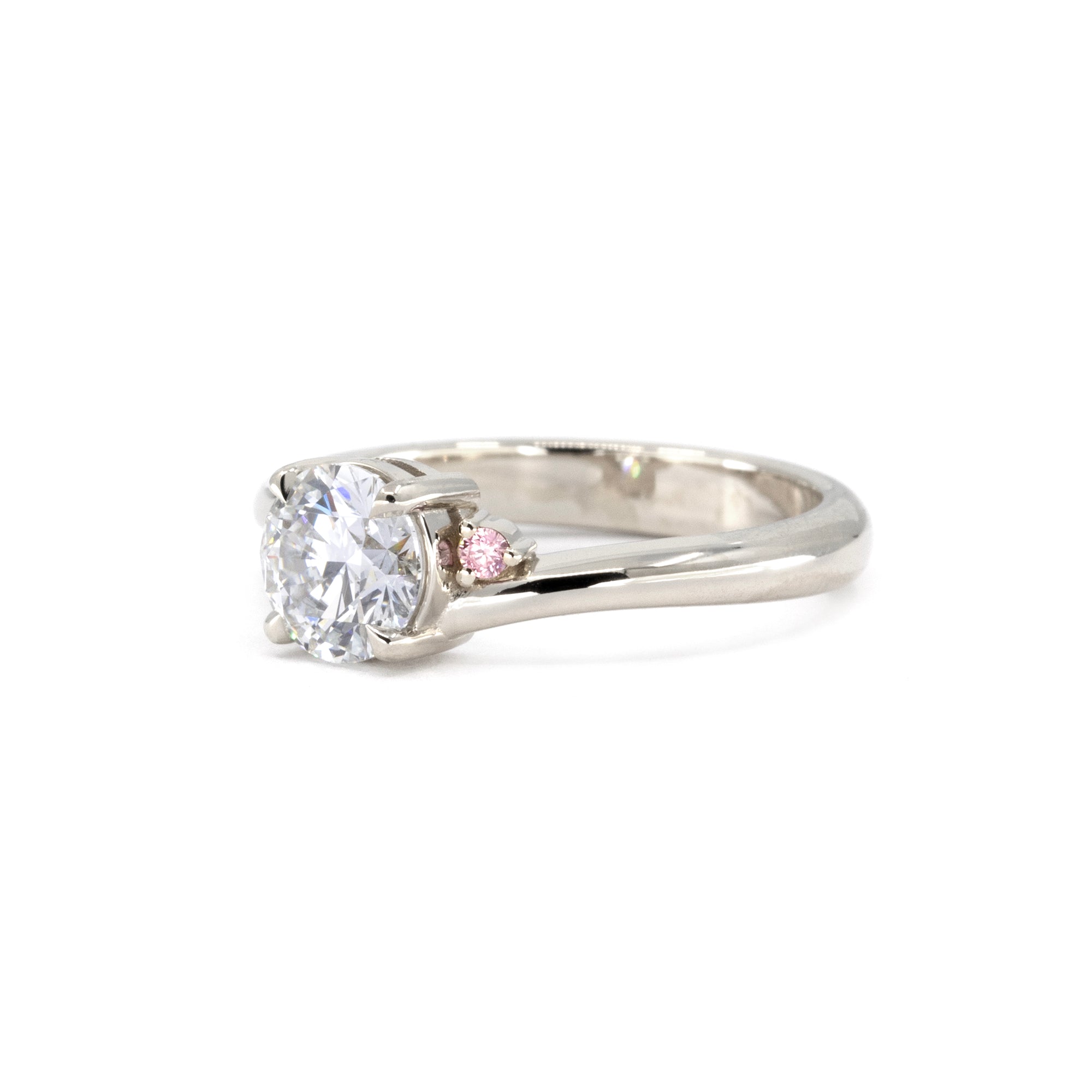 ROUND DIAMOND TWIST BAND PINK SIDE DIAMOND | White Gold