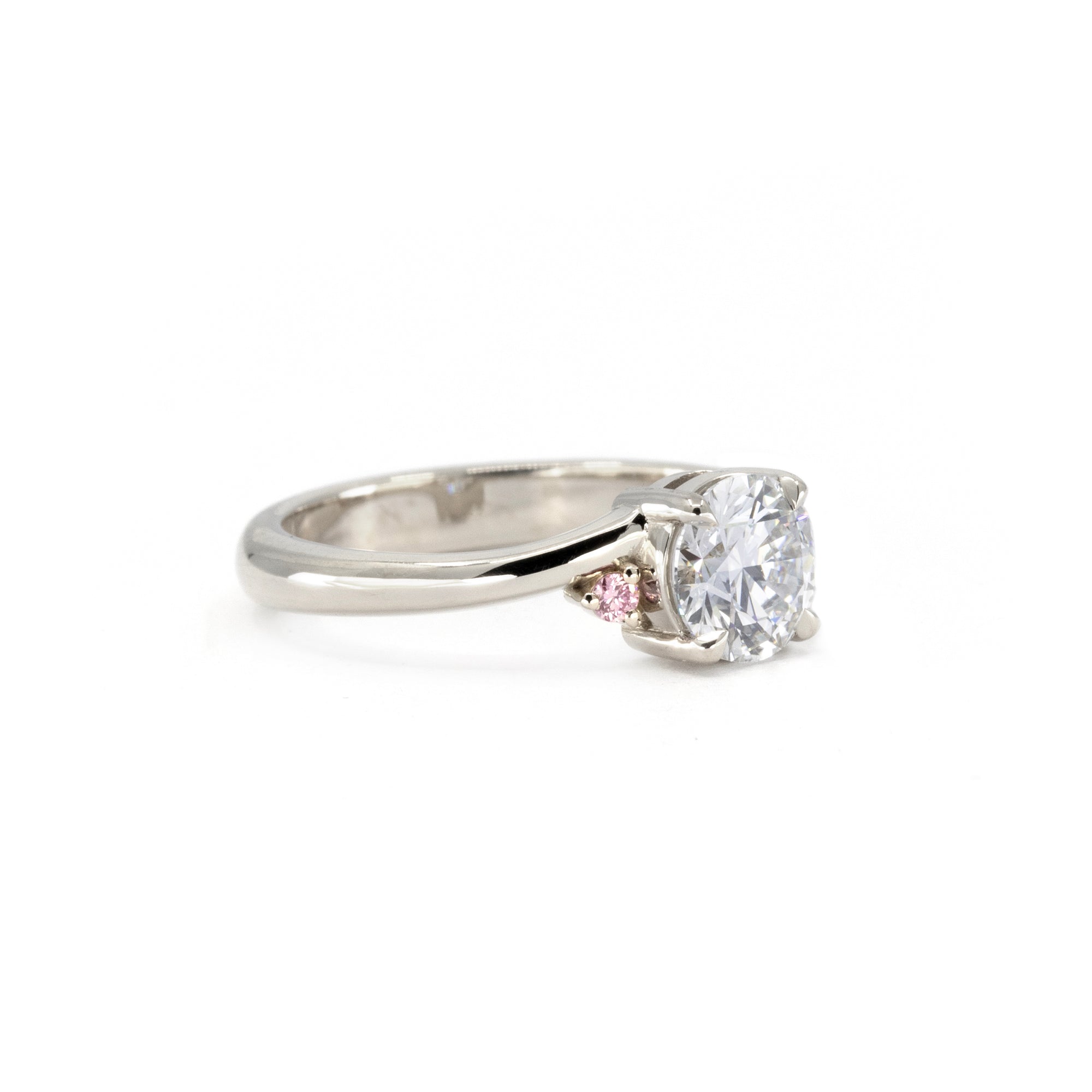 ROUND DIAMOND TWIST BAND PINK SIDE DIAMOND | White Gold