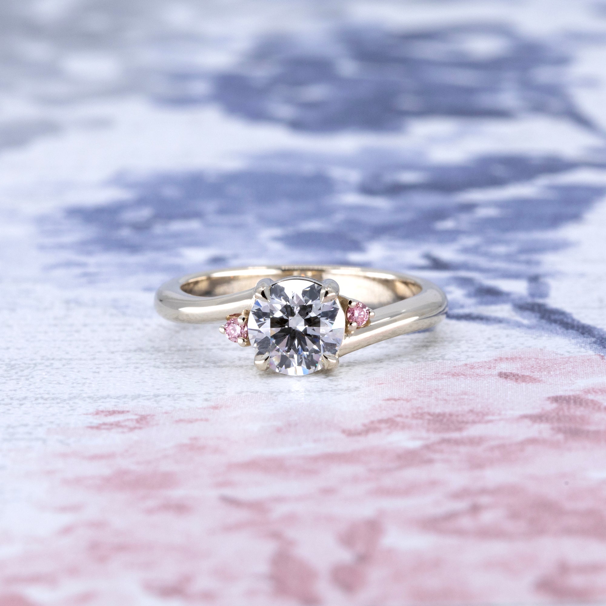 ROUND DIAMOND TWIST BAND PINK SIDE DIAMOND | White Gold