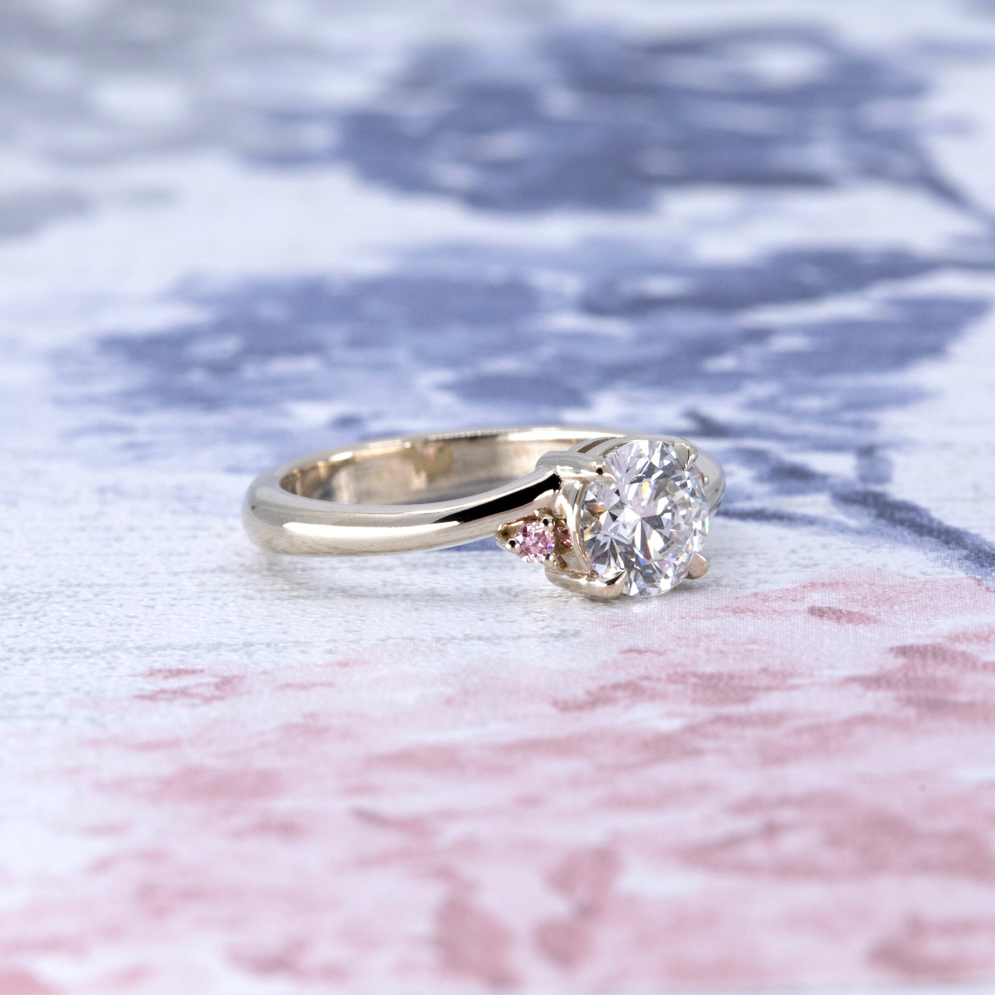ROUND DIAMOND TWIST BAND PINK SIDE DIAMOND | White Gold