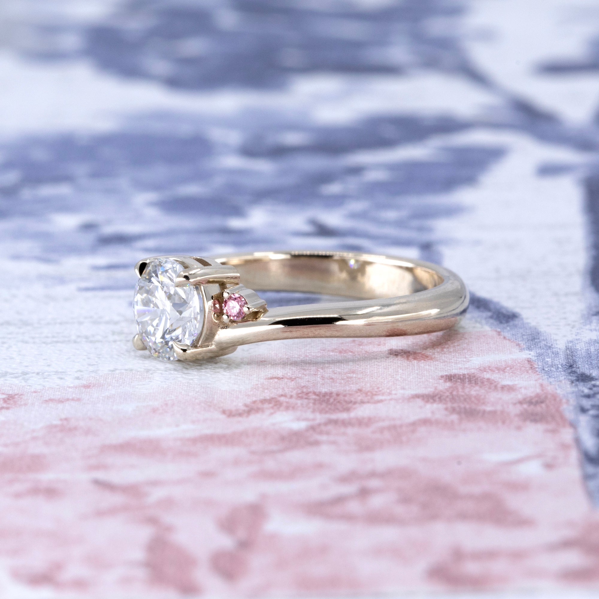 ROUND DIAMOND TWIST BAND PINK SIDE DIAMOND | White Gold