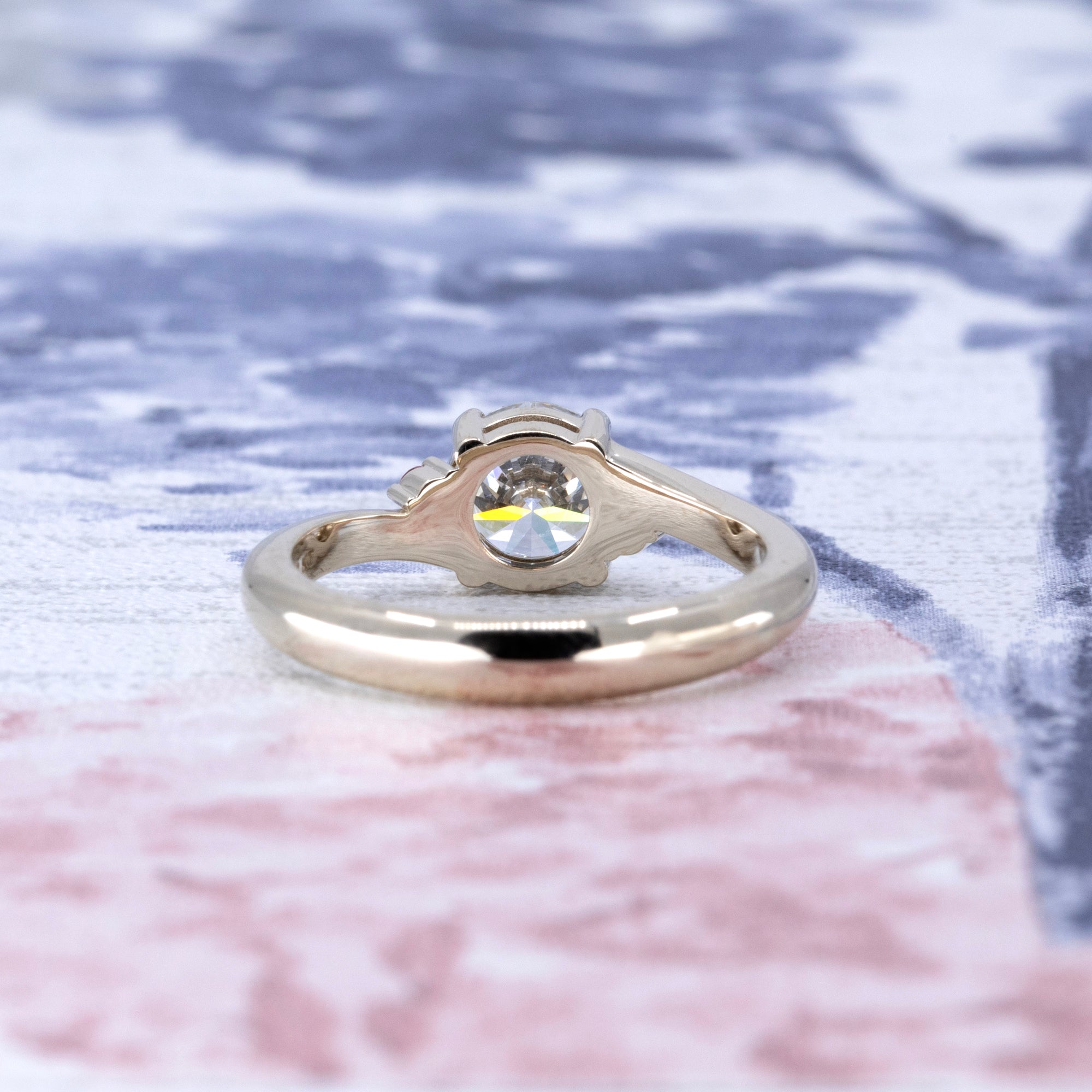 ROUND DIAMOND TWIST BAND PINK SIDE DIAMOND | White Gold