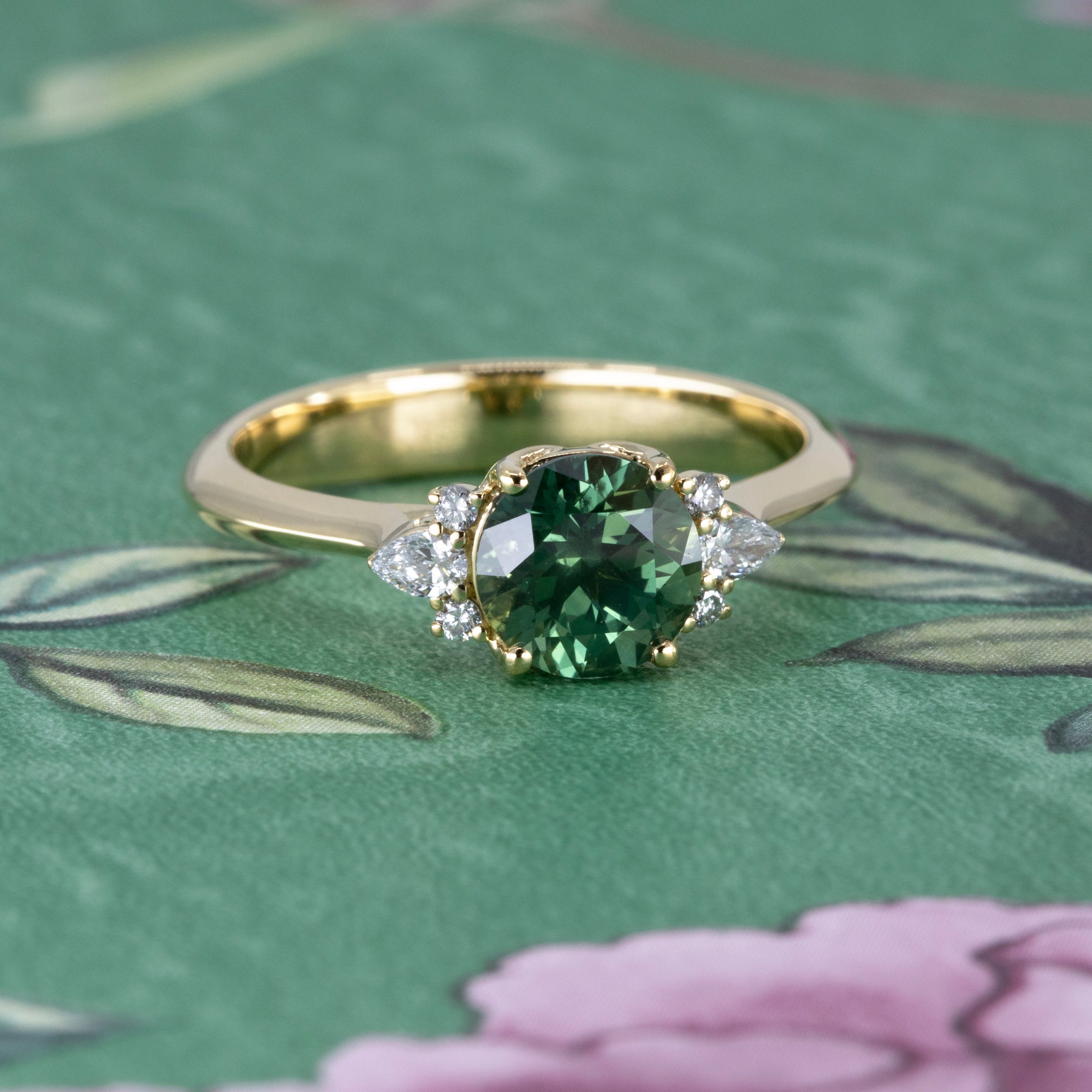 ROUND GREEN SAPPHIRE MARQUISE SIDE DIAMOND | Yellow Gold