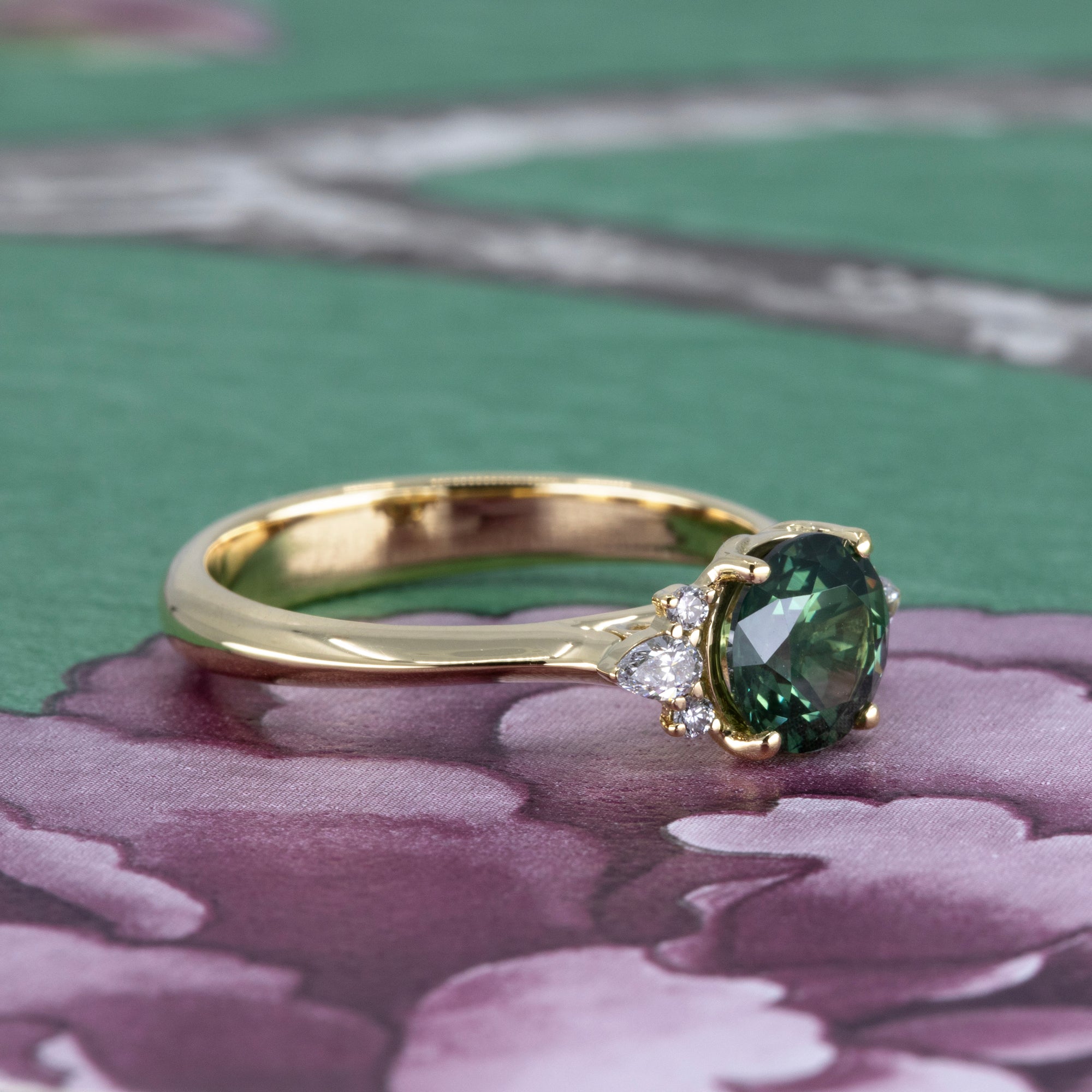 ROUND GREEN SAPPHIRE MARQUISE SIDE DIAMOND | Yellow Gold