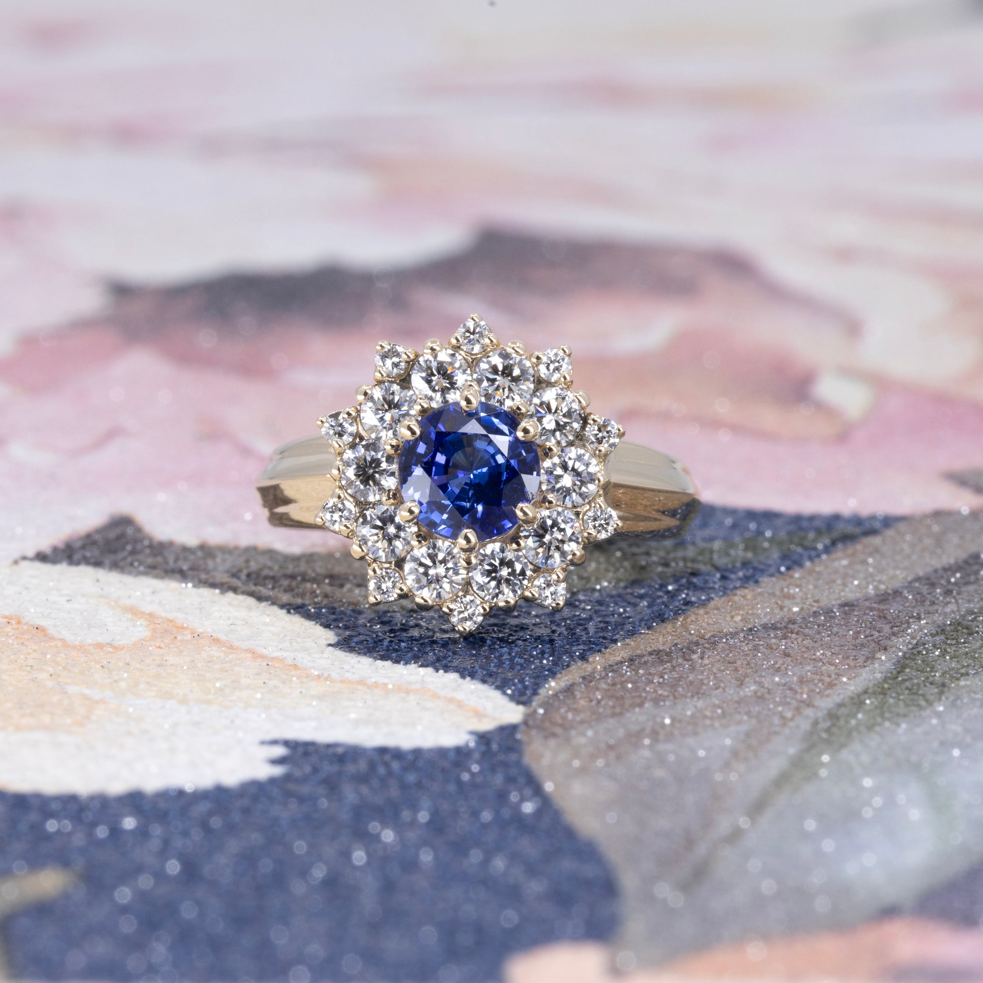 ROUND BLUE SAPPHIRE SOLEIL RING | Yellow Gold