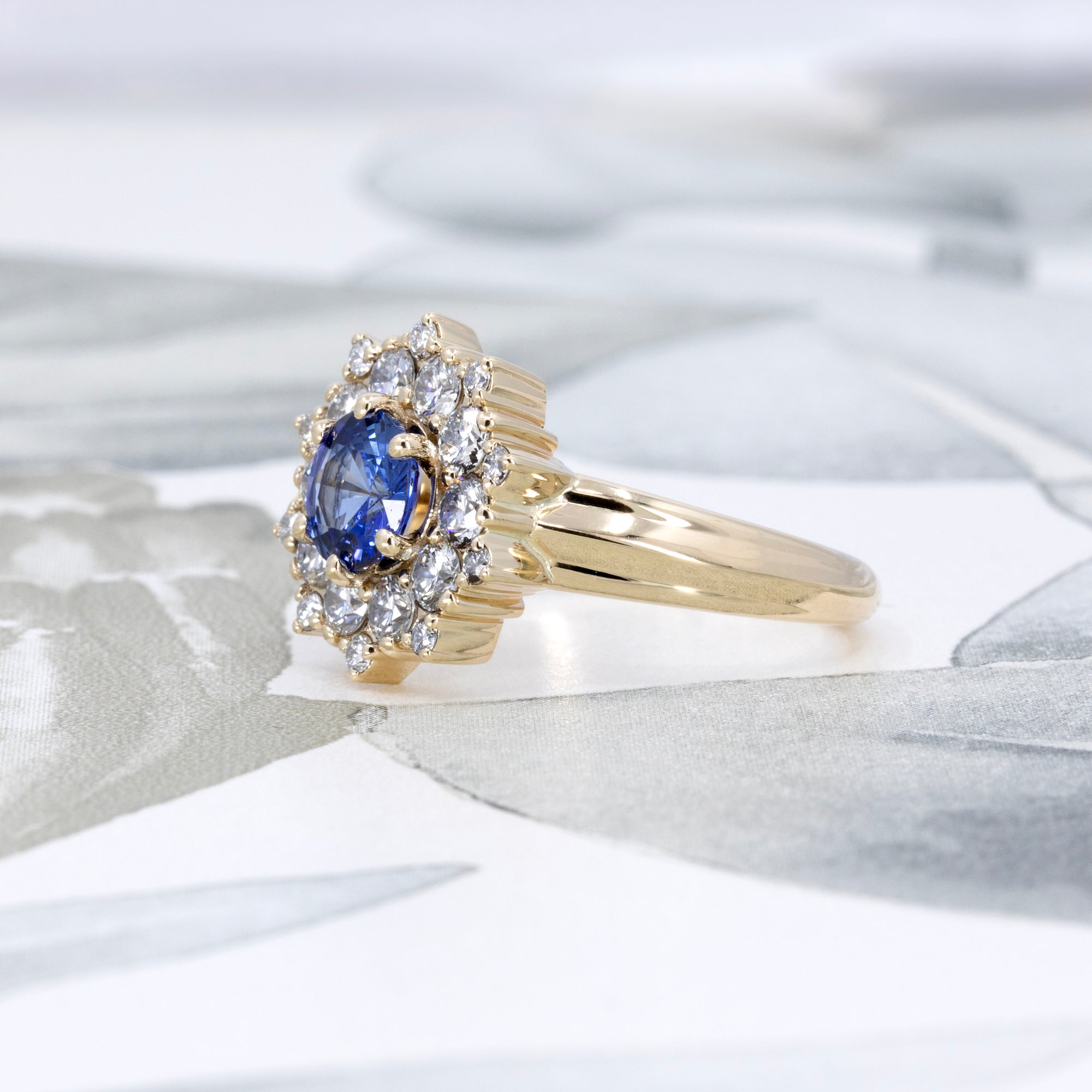 ROUND BLUE SAPPHIRE SOLEIL RING | Yellow Gold