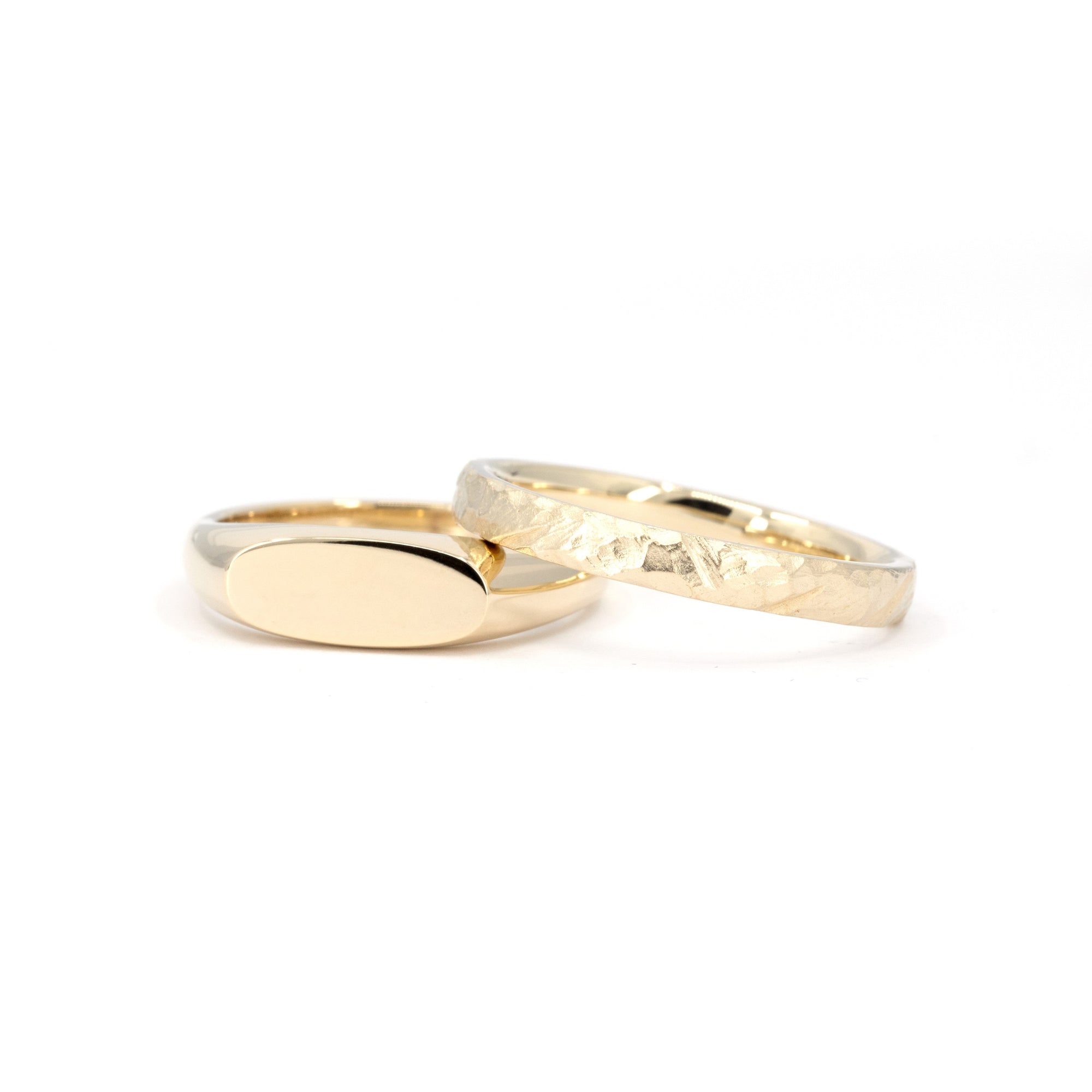 SIGNET &amp; ORGANIC WEDDING BAND | Yellow Gold