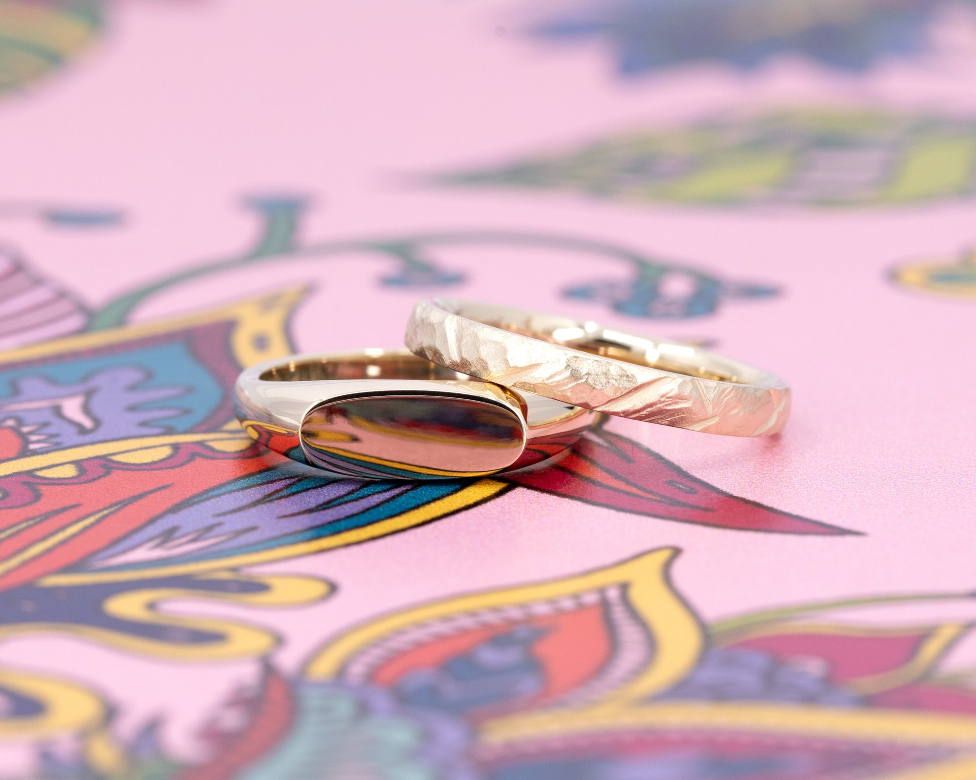 SIGNET &amp; ORGANIC WEDDING BAND | Yellow Gold