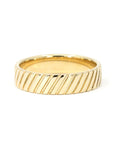 LATERAL TRACE MEN WEDDING BAND | Yellow Gold