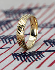 LATERAL TRACE MEN WEDDING BAND | Yellow Gold