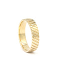 LATERAL TRACE MEN WEDDING BAND | Yellow Gold