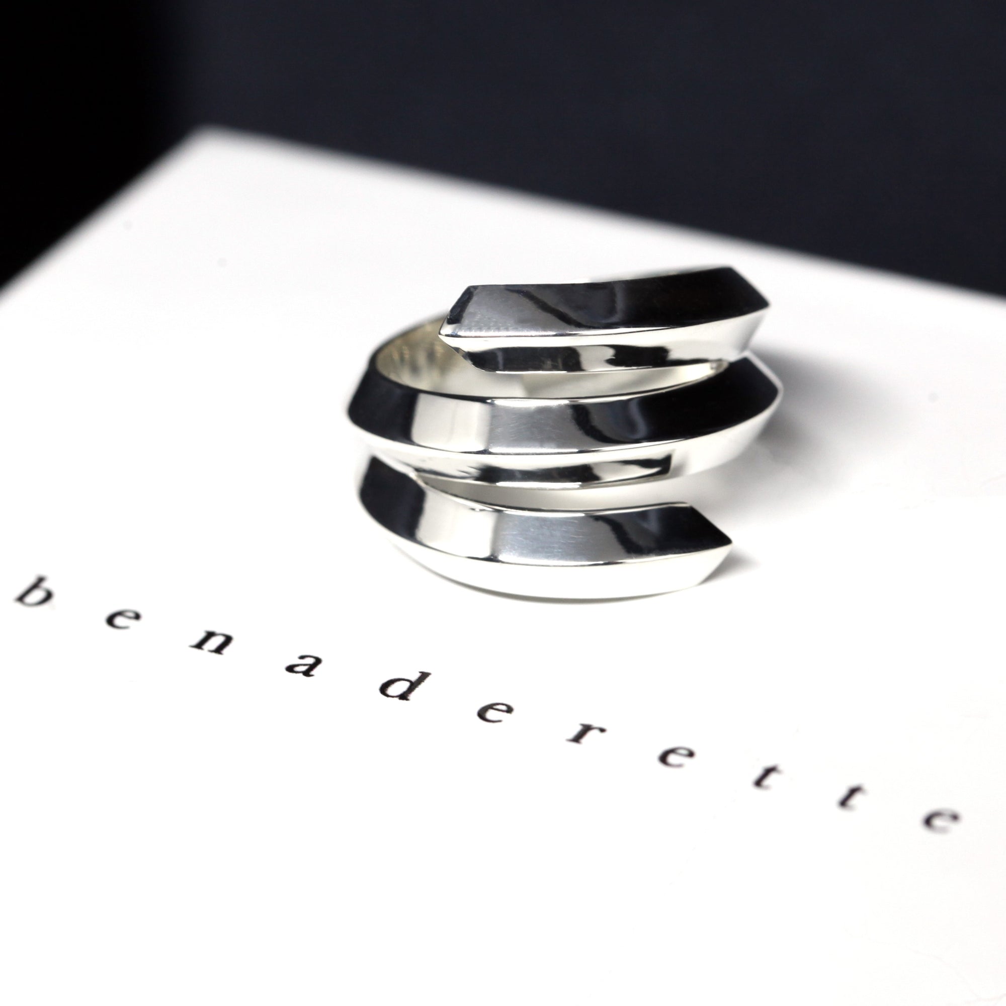 Front view of Embrace Ring in White Gold – A striking unisex ring with an open, sculptural design, blending modernity and elegance.