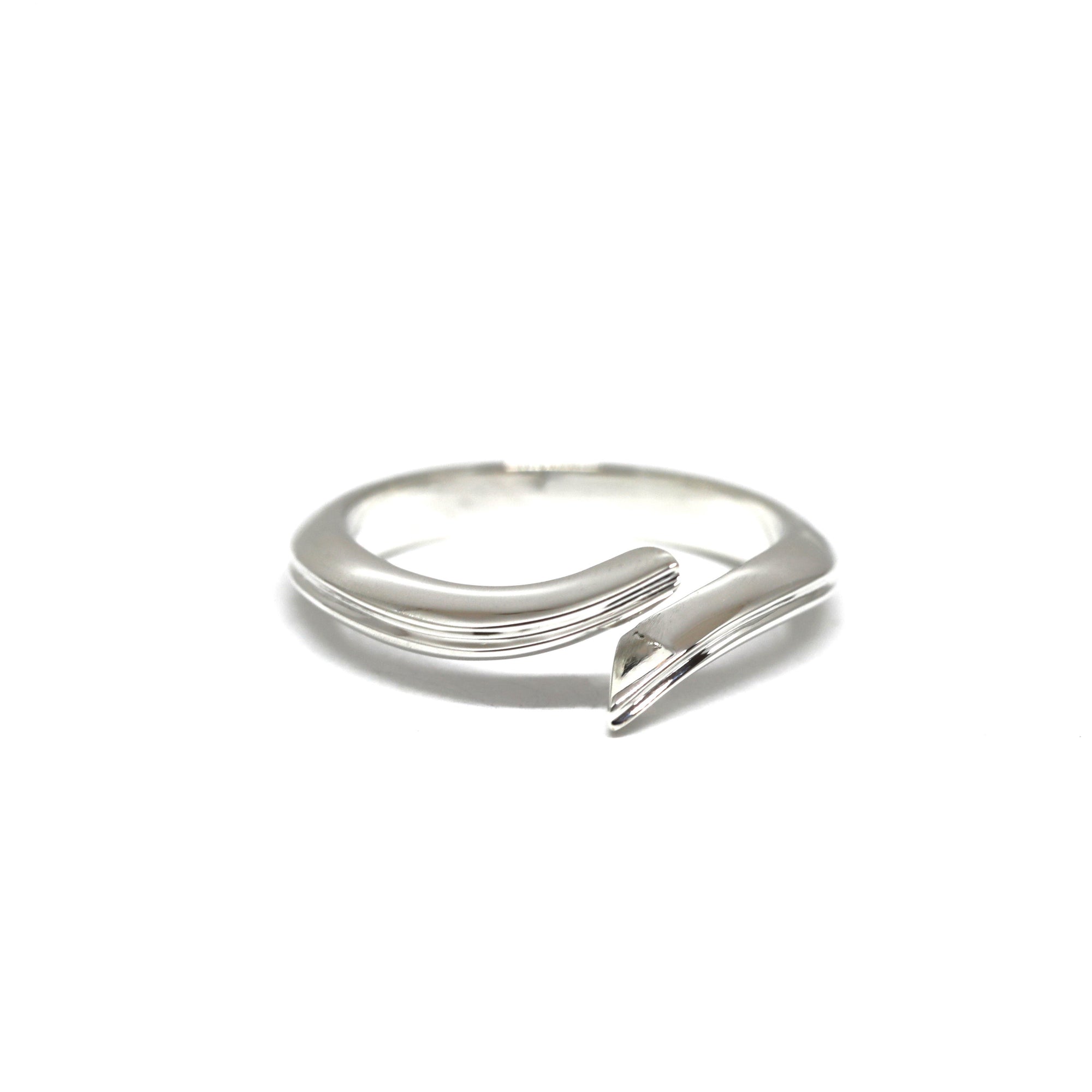 Front view of Kink Ring in White Gold – A modern open-ended white gold ring with a sleek, minimalist design, handcrafted by Bena Jewelry in Montreal.