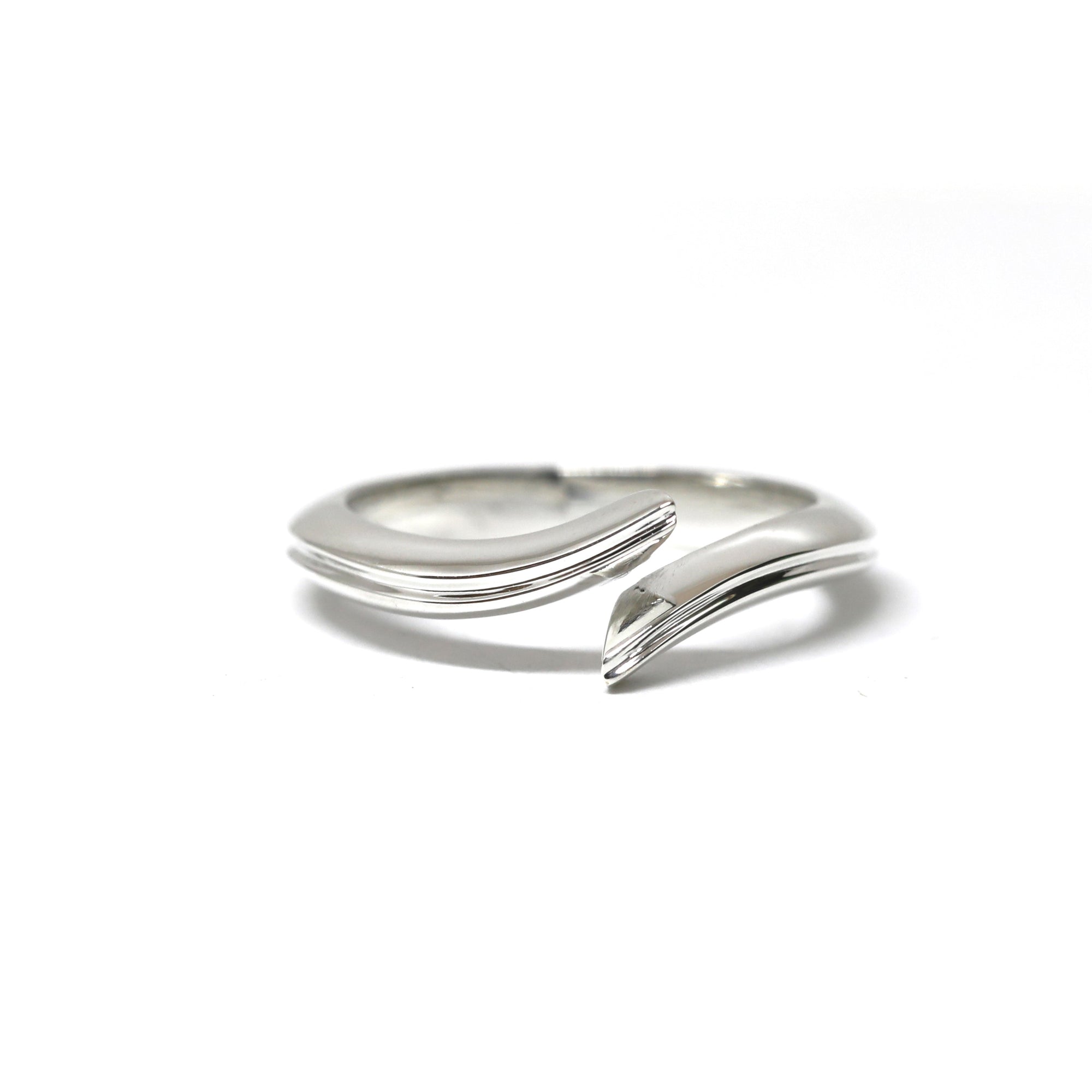 Close-up of Kink Ring in White Gold – A contemporary fine jewelry piece featuring a fluid, polished structure with a bold, sculptural edge.