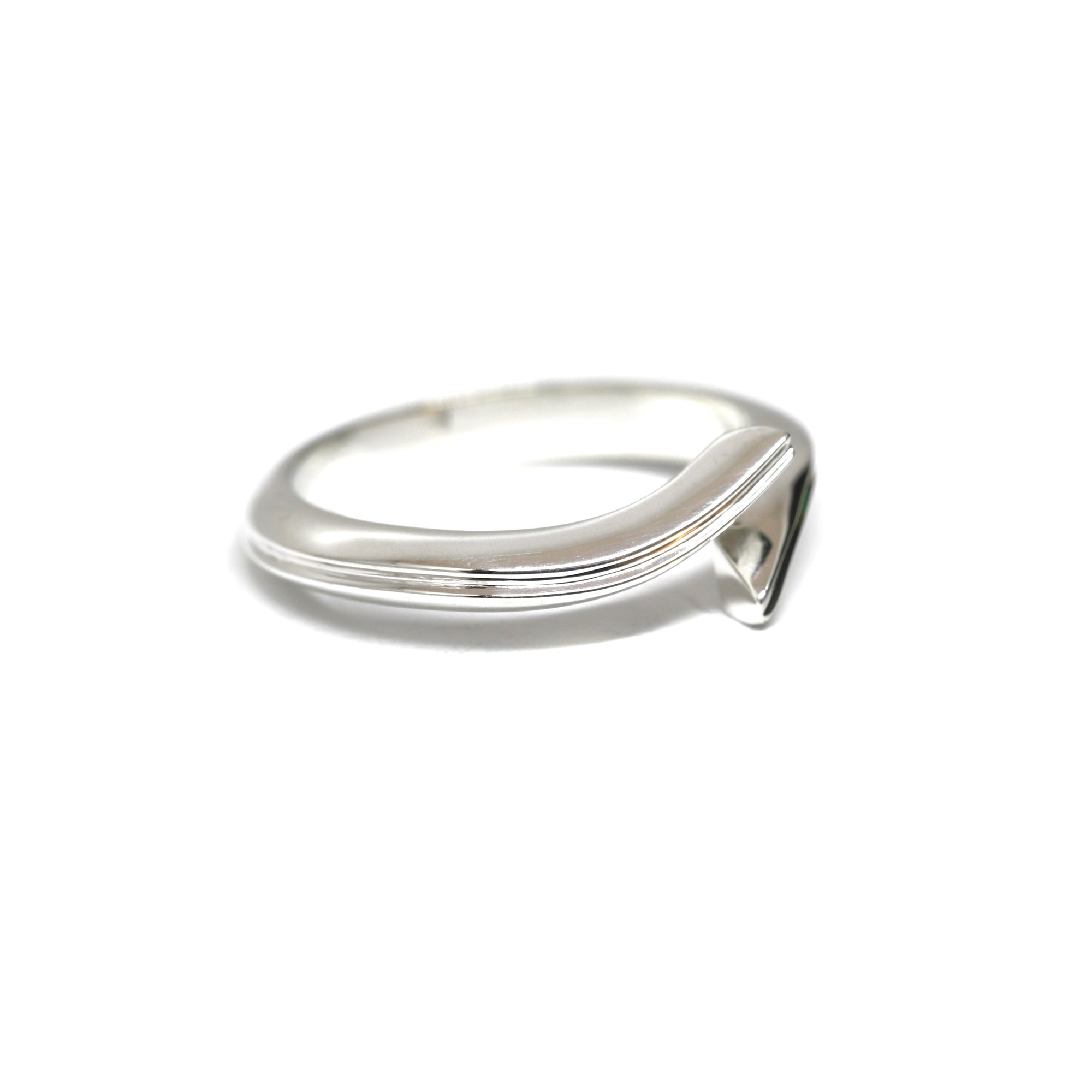 Side view of Kink Ring in White Gold – A stylish asymmetrical ring with an open design, reflecting light beautifully on its high-polish surface.