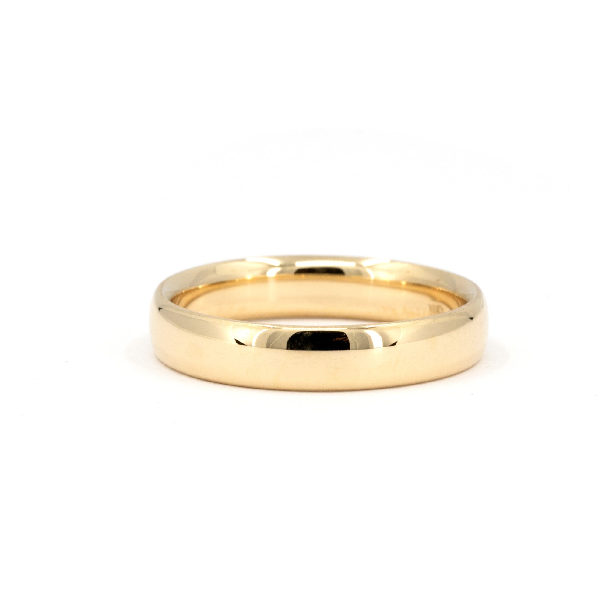 Bena Jewelry present this yellow gold men wedding ring. Custom made bridal jewelry made in Montreal. Designed and crafted by Bena Jewelry, indepandant candian jewellery designer.