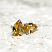 Front view of pear shape citrine gemstone stud earrings bena jewelry montreal handmade in canada minimalist jewelry color gemstone unisex earrings natural yellow quartz color gems jewelry specialist