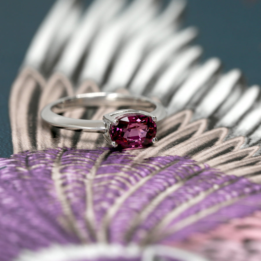 Side view of bena jewelry oval rhodolite garnet montreal made color gemstone minimalist jewelry red garnet montreal fine jewelry little italy oval shape garnet ring 