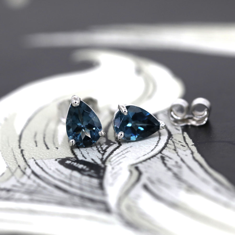 Everyday color gemstone stud earrings edgy minimalist style bena jewelry custom color gems specialist montreal handmade in canada fine jewelry blue gemstone earrings pear shape london blue topaz