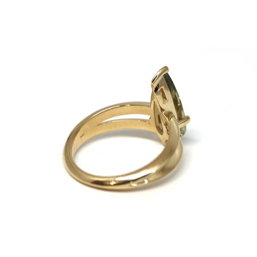 back view of diaspore gemstone gold ring bena jewelry designer color gemstone speicalist montreal bridal jewelry natural green gemstone jewelry